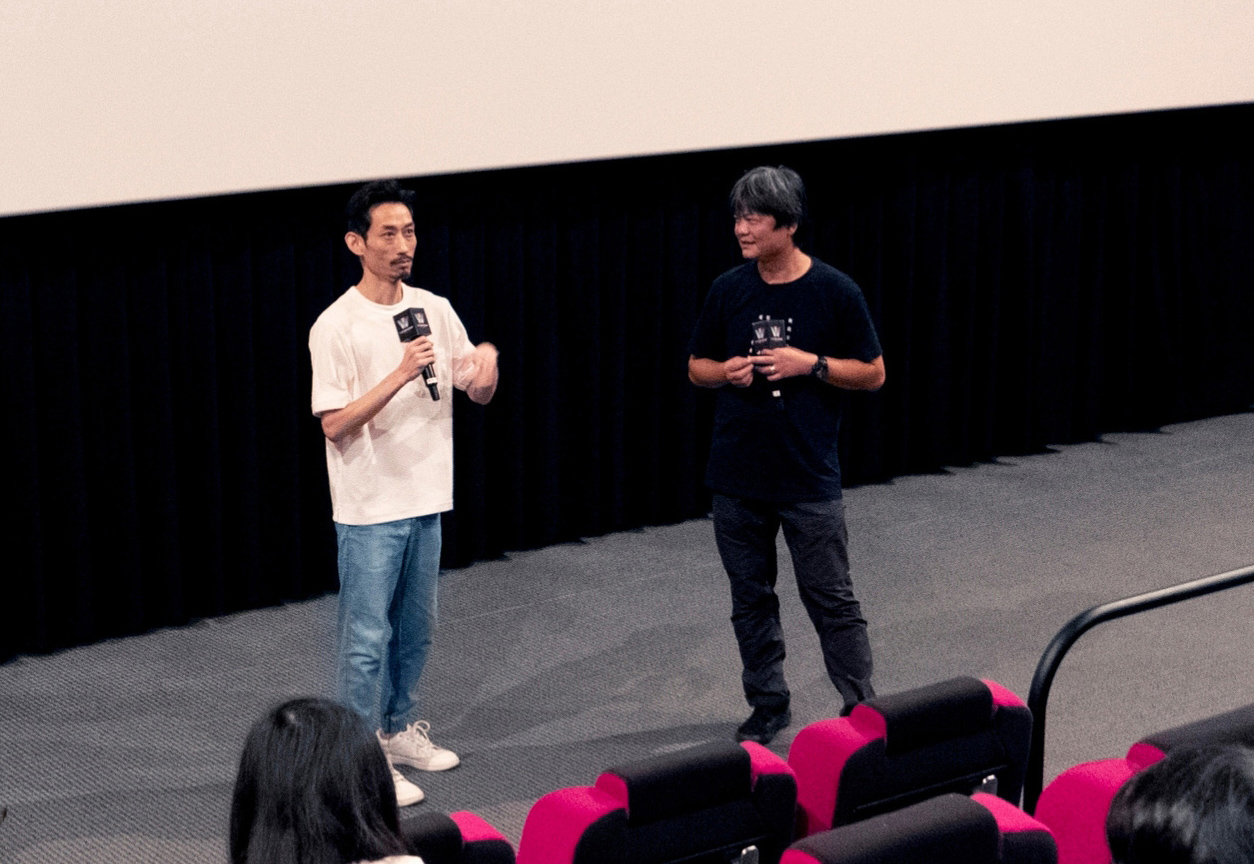 飾演許芳宜父親的陳竹昇，趁在台南有活動，瞞著導演突襲QA現場，讓導演驚喜不已。（三乘影像事務所）