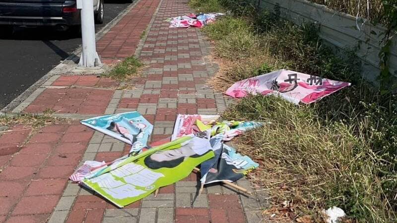 台南市一名吳姓男子，昨天一口氣在10分鐘內拆下街邊47面選舉旗幟。（翻攝自臉書「台南式」）