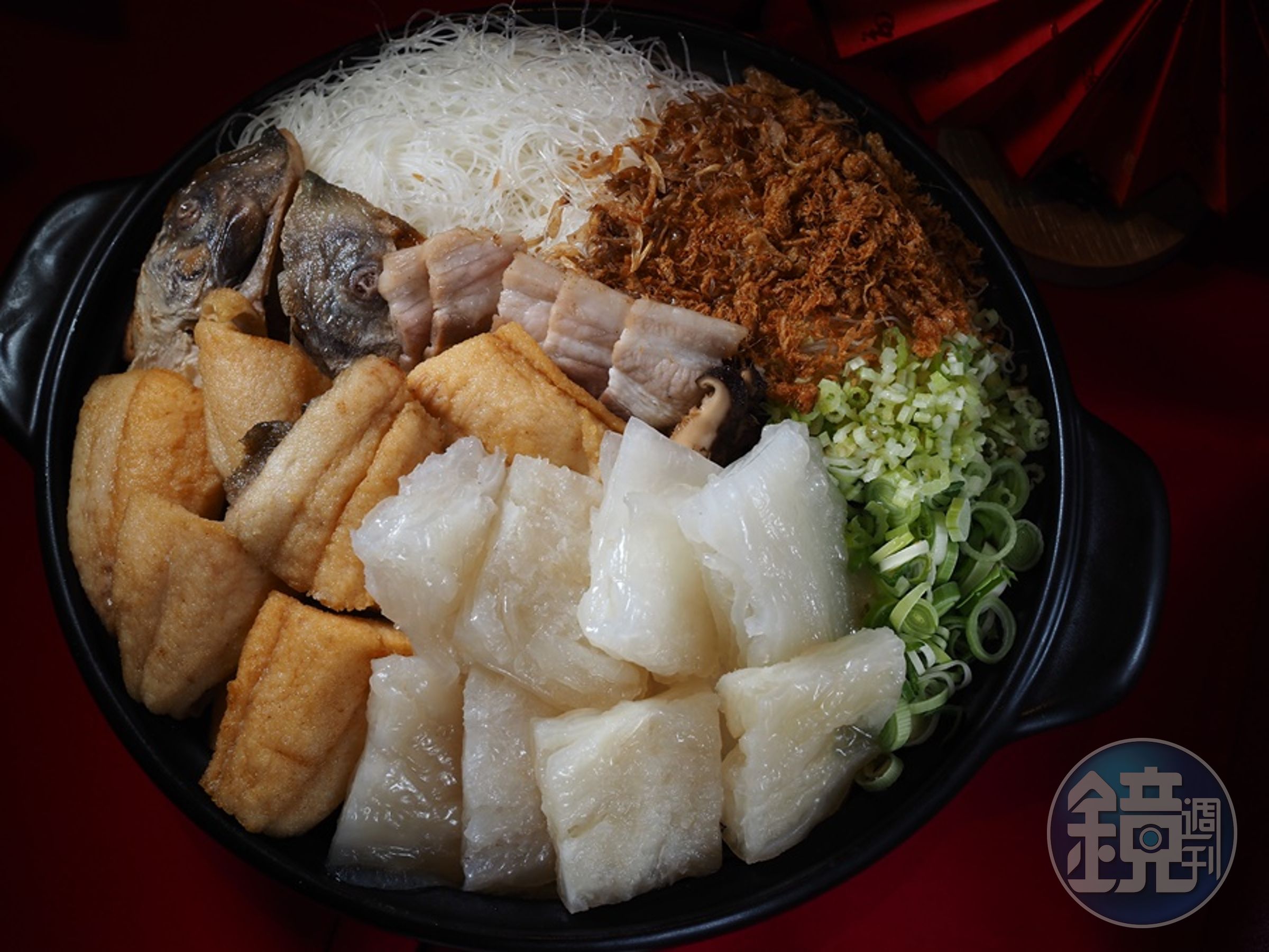招牌古早味「花膠白鯧米粉湯」魚塊酥香，米粉彈牙。（5,880元／份）