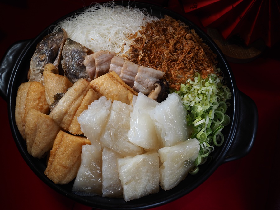 招牌古早味「花膠白鯧米粉湯」魚塊酥香，米粉彈牙。（5,880元／份）