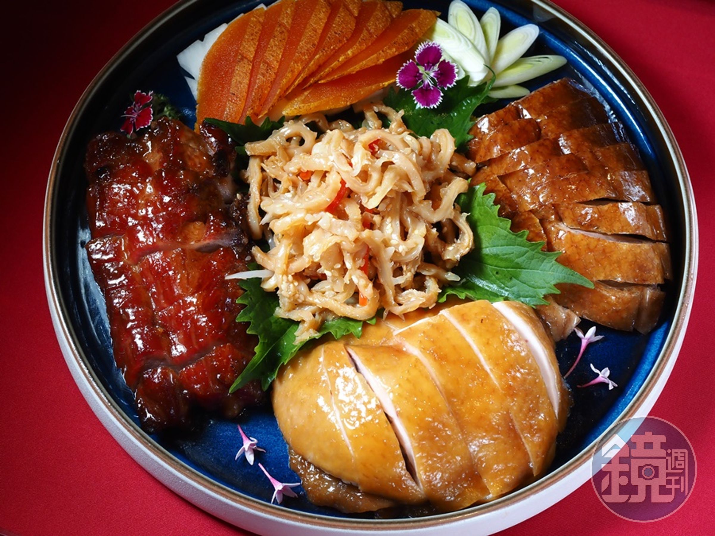 辰園的年菜冷盤相當澎湃，包含明爐烤鴨、蜜汁叉燒、玫瑰油雞、溏心烏魚子、涼拌海蜇絲。（福兔迎祥年菜組，8,888元／組）