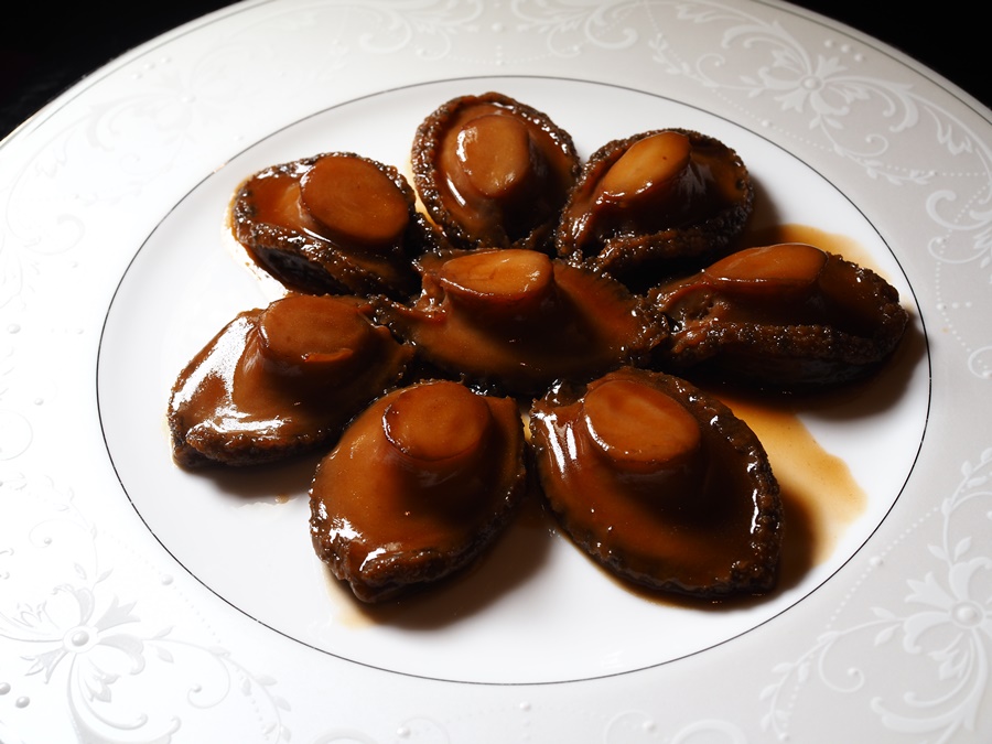 「蠔汁扣鮮鮑」以海味之冠美譽「大連鮑魚」長時間熬煮，入味Q嫩。（2,080元／份）