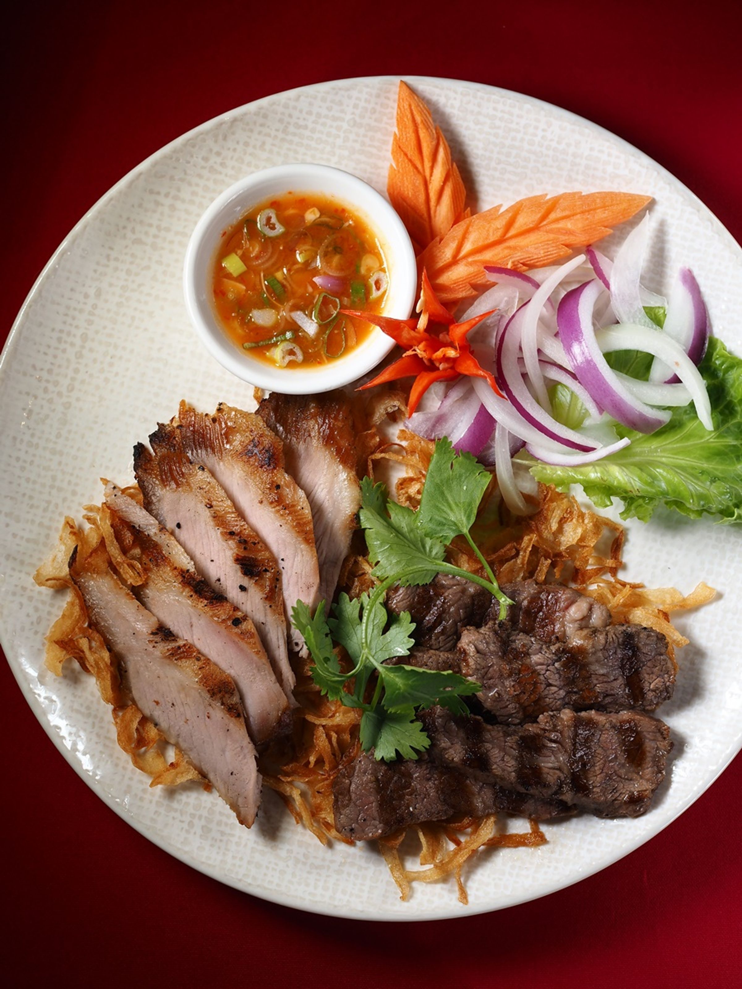 「炭烤松阪豬／炭烤香茅牛肉」當成年夜飯桌上的前菜也很合適。（鴻運金喜年菜套組，6,888元／組）