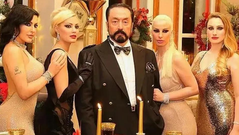 土耳其性愛邪教教主歐克塔涉及性侵等罪，遭重判8,658年刑期。（翻攝twitter/ Adnan Oktar）