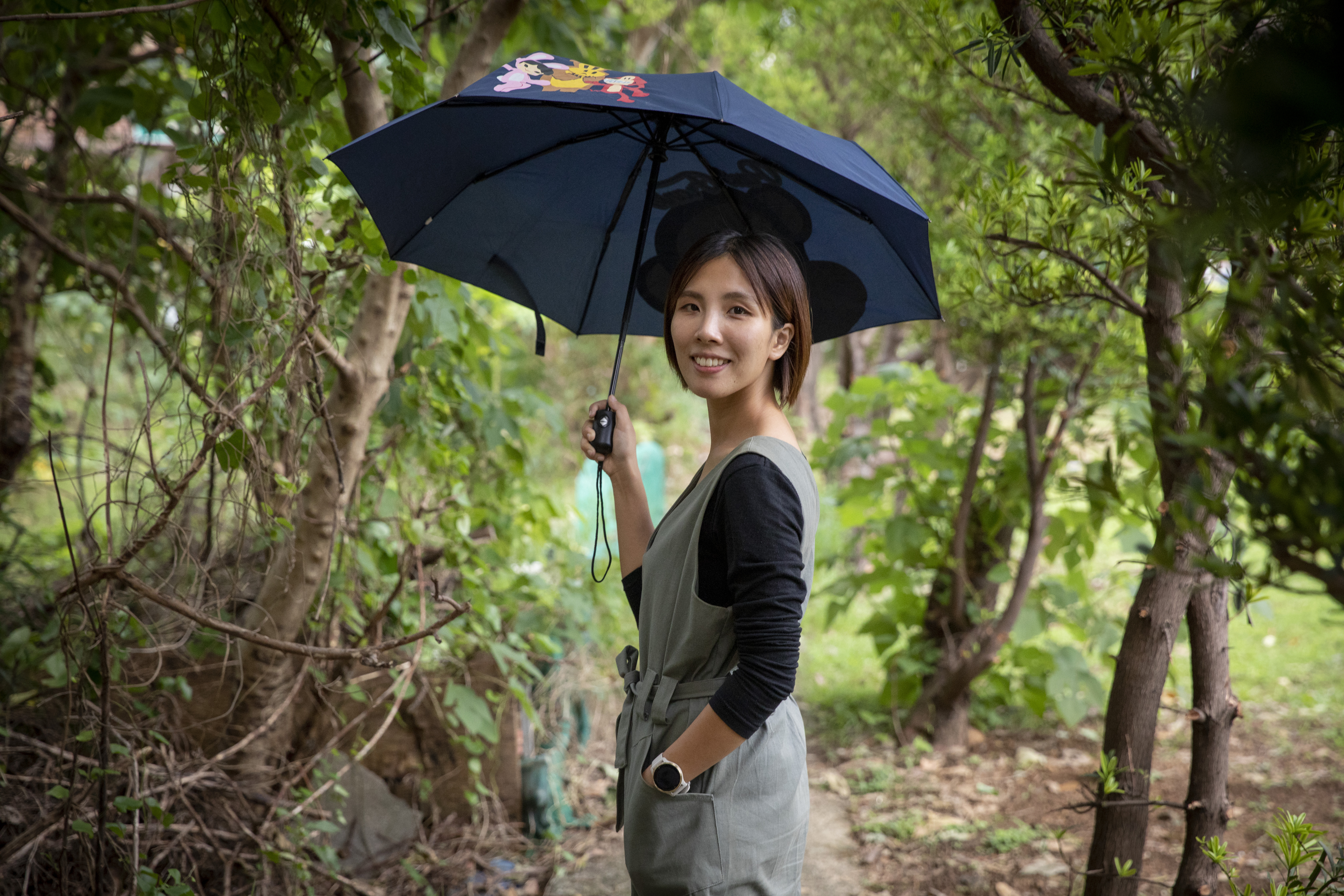 朱妍安希望自己能成為一把傘，透過隙光精神這個目前非營利、志工性質的關懷社群，陪同自殺者遺族一起走過悲傷的雨季。  