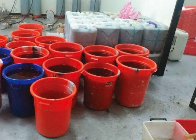 台灣製安技術精良，不時有警方破獲大型工廠的案子，照片中為安非他命的半成品「黑水」，精煉後即為結晶狀成品。（刑事局提供）