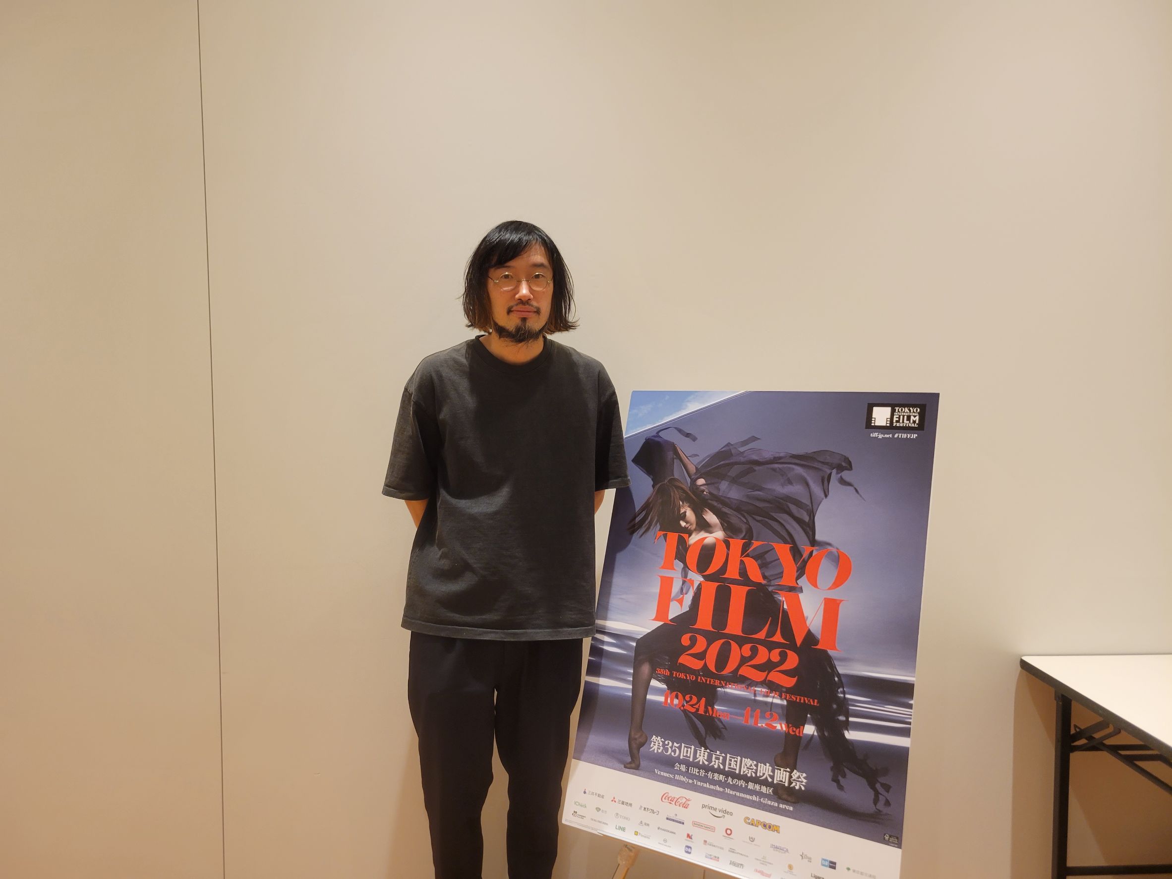 今泉力哉導演在東京影展期間接受本刊專訪，透露《在窗邊》是2019年就開始構思的作品。（王怡文攝）