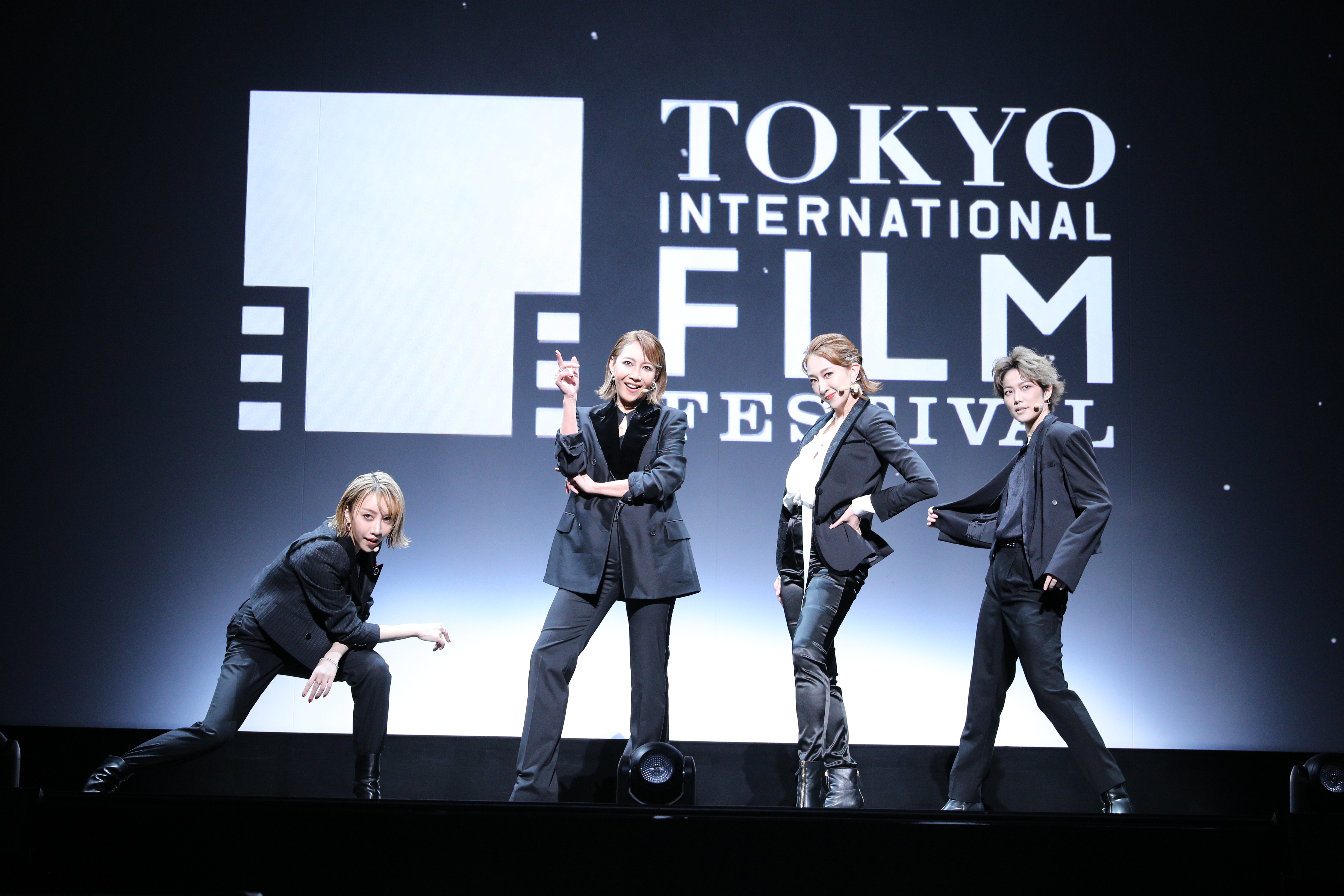 寶塚劇團演員們獲邀登上第35屆東京國際影展開幕式演出。（東京國際影展提供）