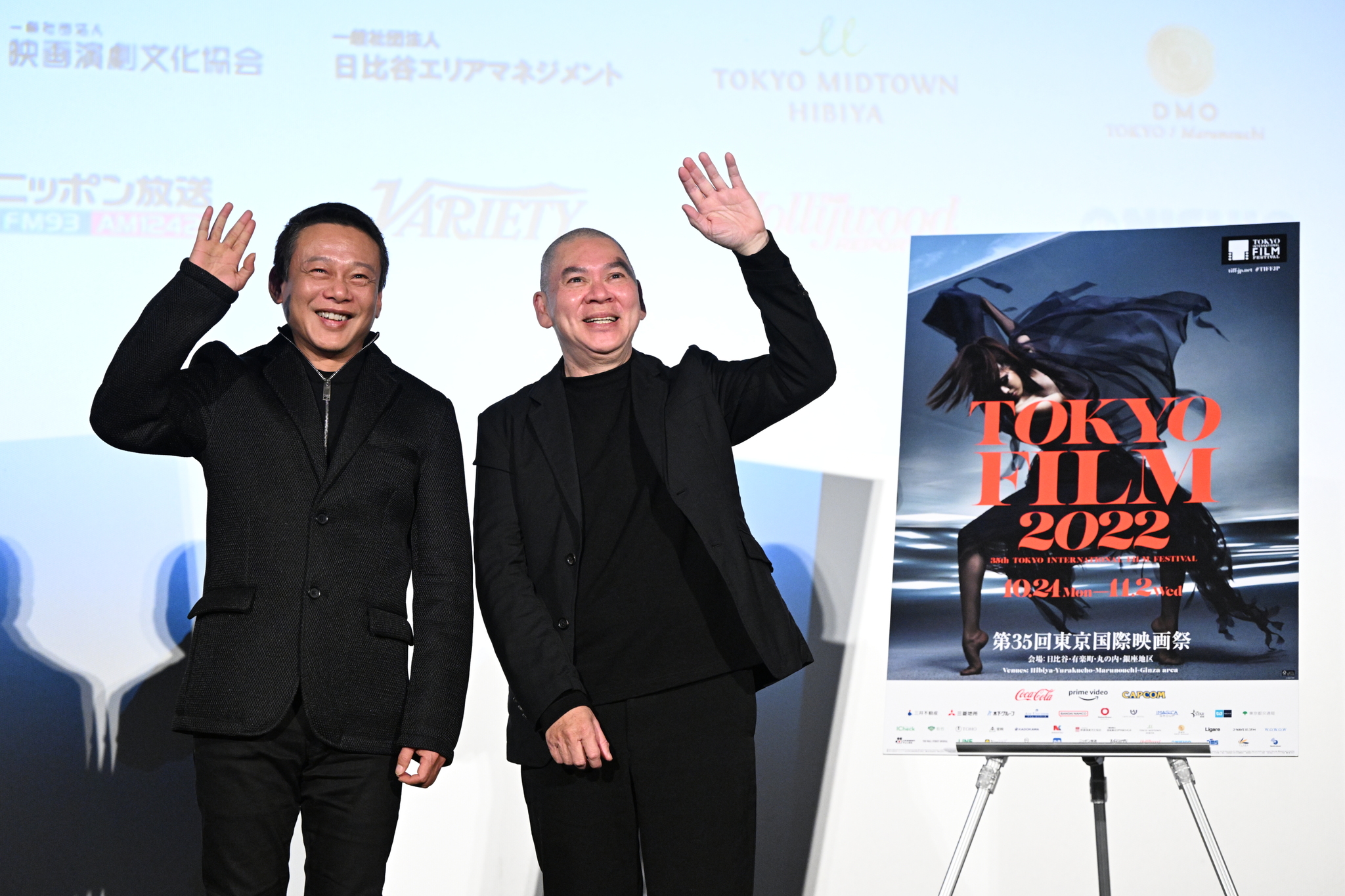 蔡明亮（右）和影帝李康生飛往東京出席影展的映後活動，與當地影迷互動。（東京國際影展提供）