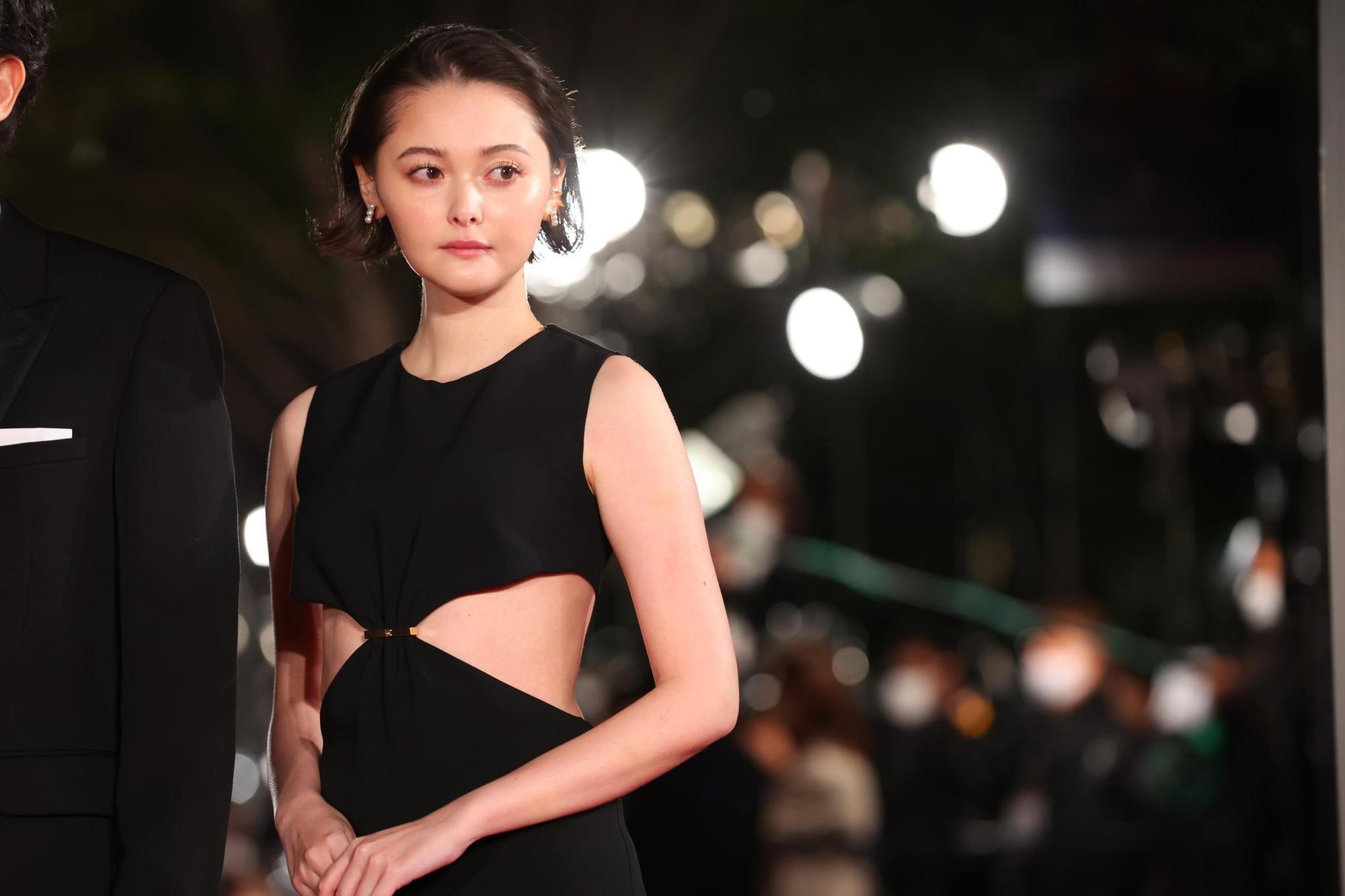 稻垣吾郎(左)在電影《在窗邊》中飾演一名自由作家,他發現編輯老婆中村友理偷吃,卻不敢向她攤牌。(東京國際影展提供)