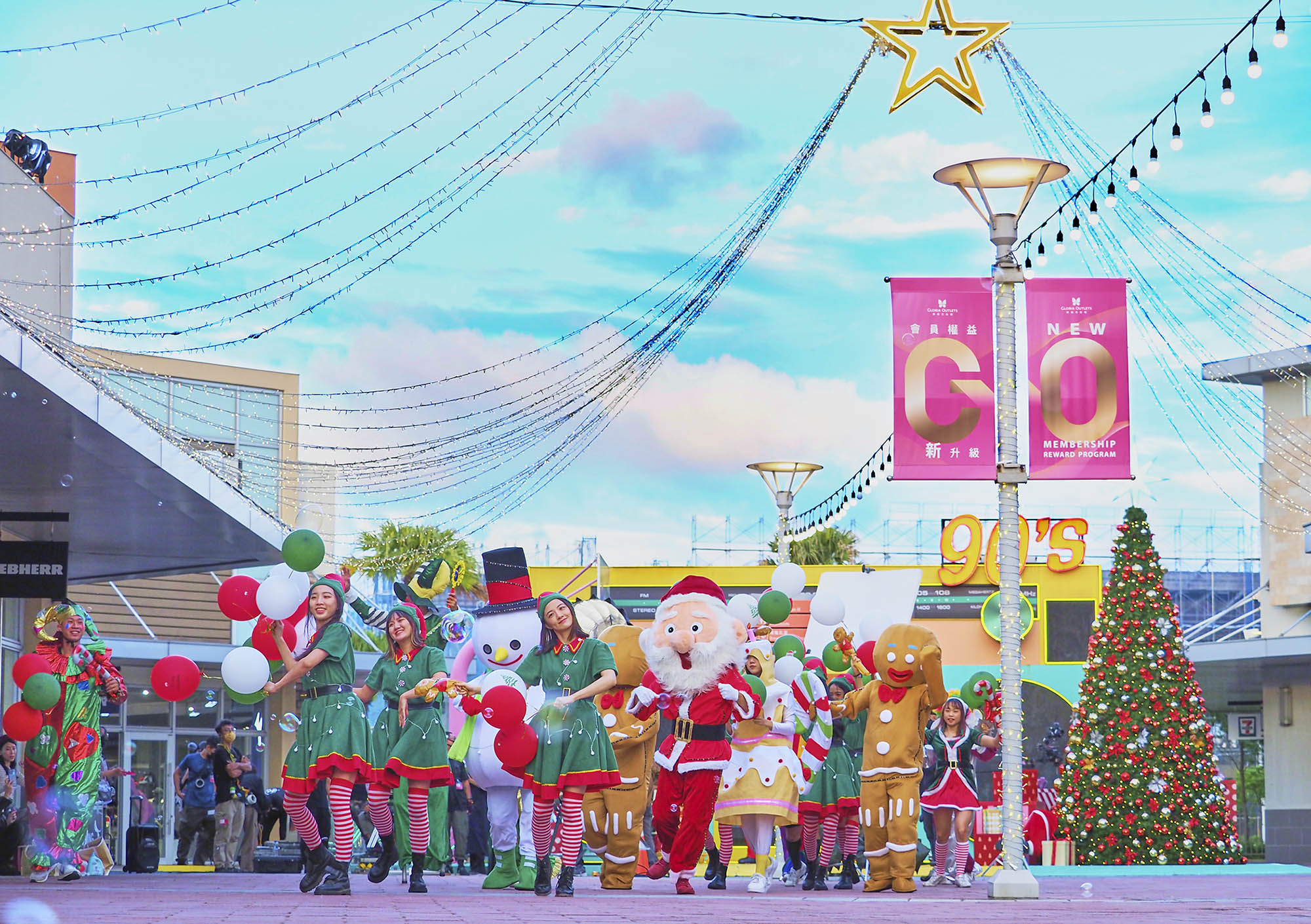 華泰名品城慶耶誕，找來耶誕老人辦「聖誕狂歡大遊行」。（華泰名品城提供）