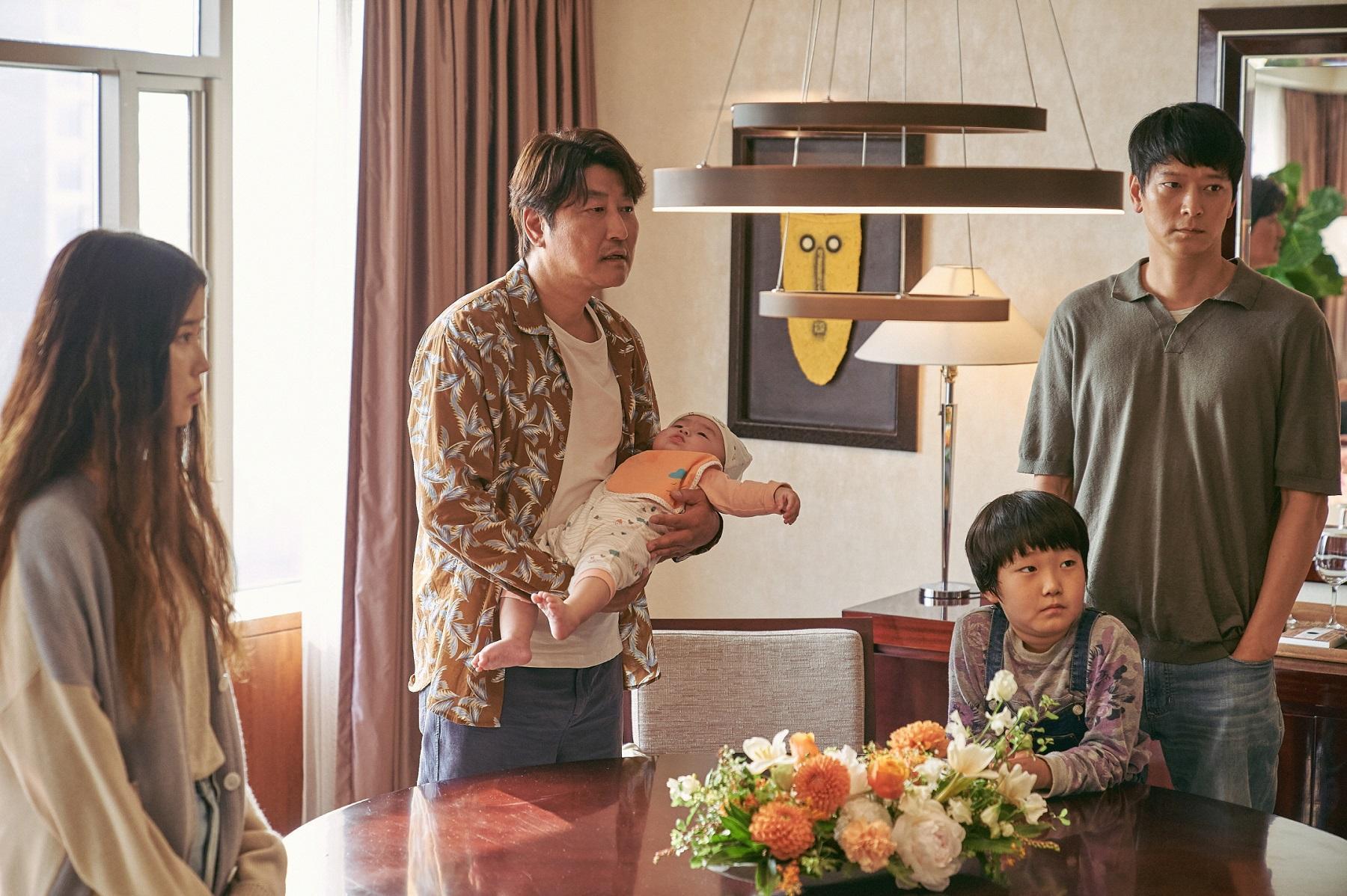IU(左一)、宋康昊、(左二)姜棟元主演電影《嬰兒轉運站》是是枝裕和首部執導的韓國電影,宋康昊以該片拿下坎城影帝。(車庫娛樂提供)