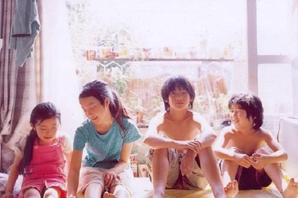 柳樂優彌(右二)演出《無人知曉的夏日清晨》年僅12歲。(網路圖片)