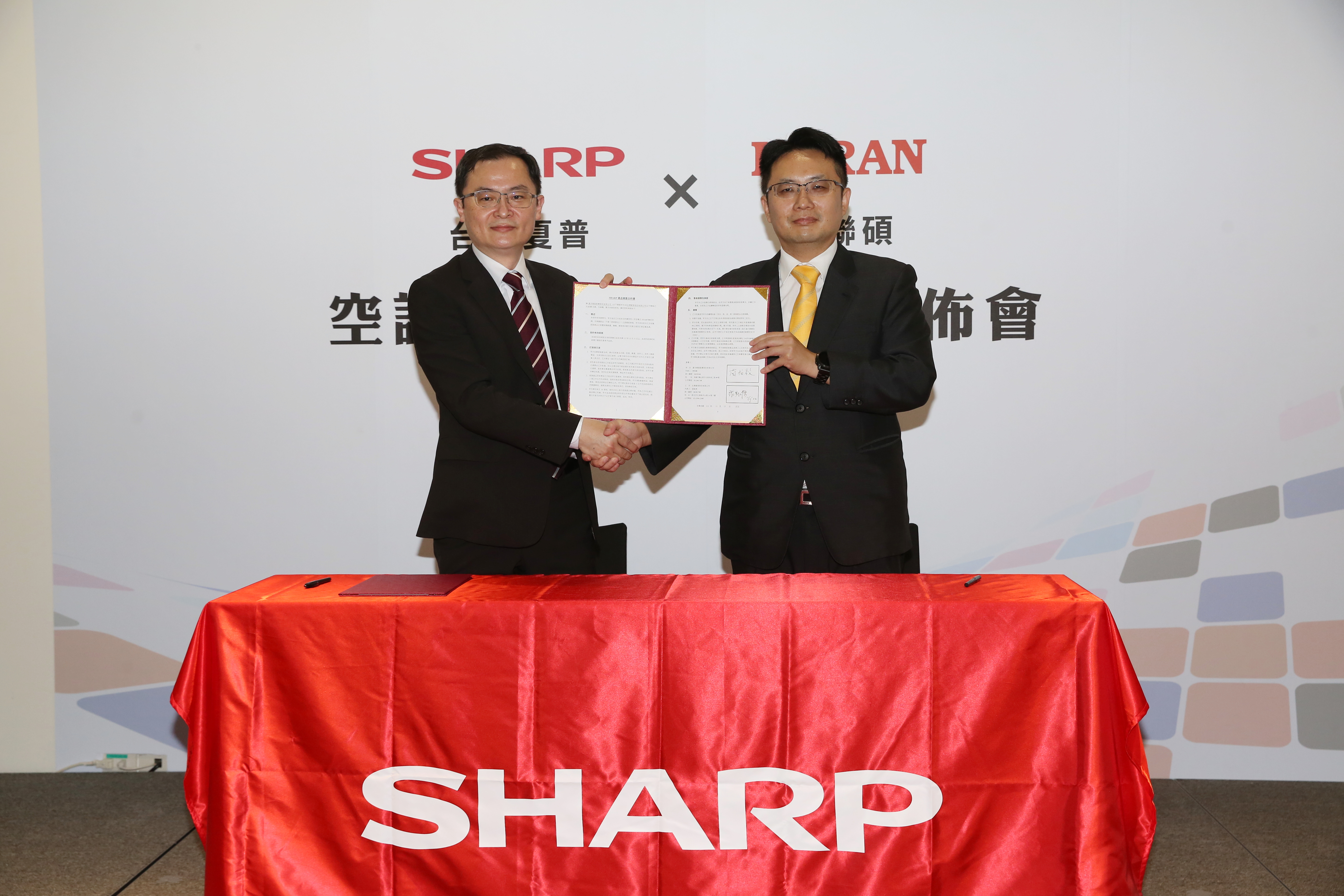 台灣夏普與禾聯碩合資新公司夏禾電器販賣。圖為台灣夏普總經理張凱傑（左）與禾聯碩副董事長蔡柏毅（右）出席記者會。