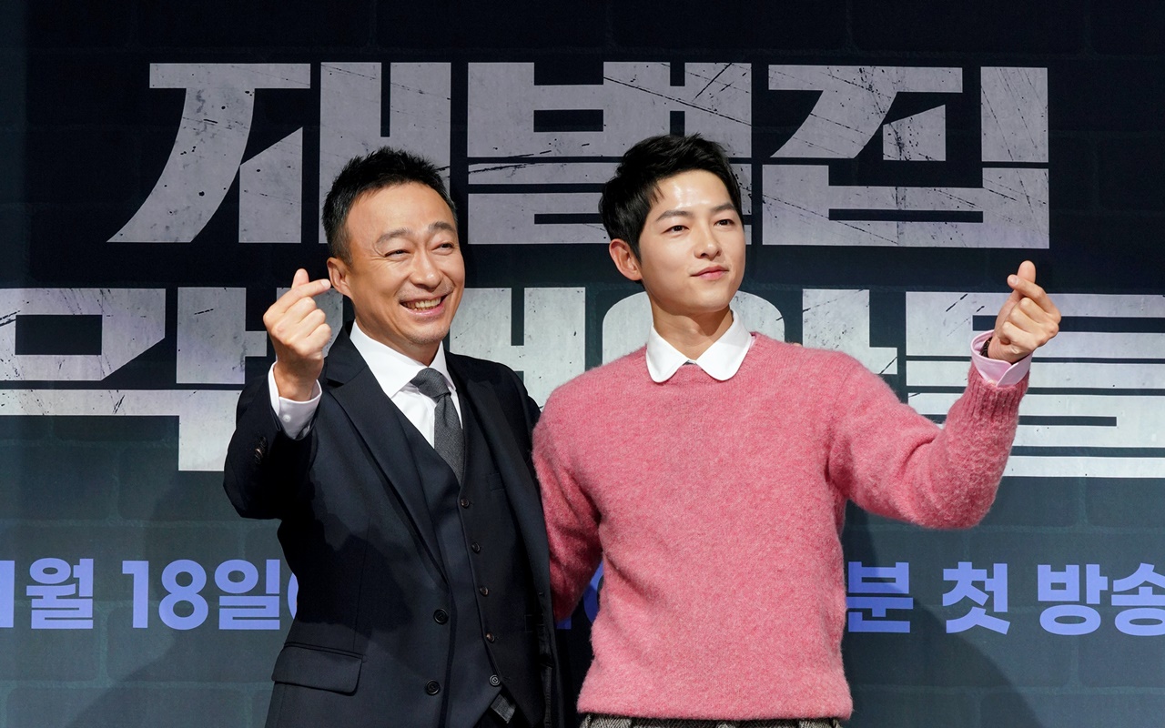 宋仲基（右）與李星民出席《財閥家的小兒子》記者會。（friDay影音提供）