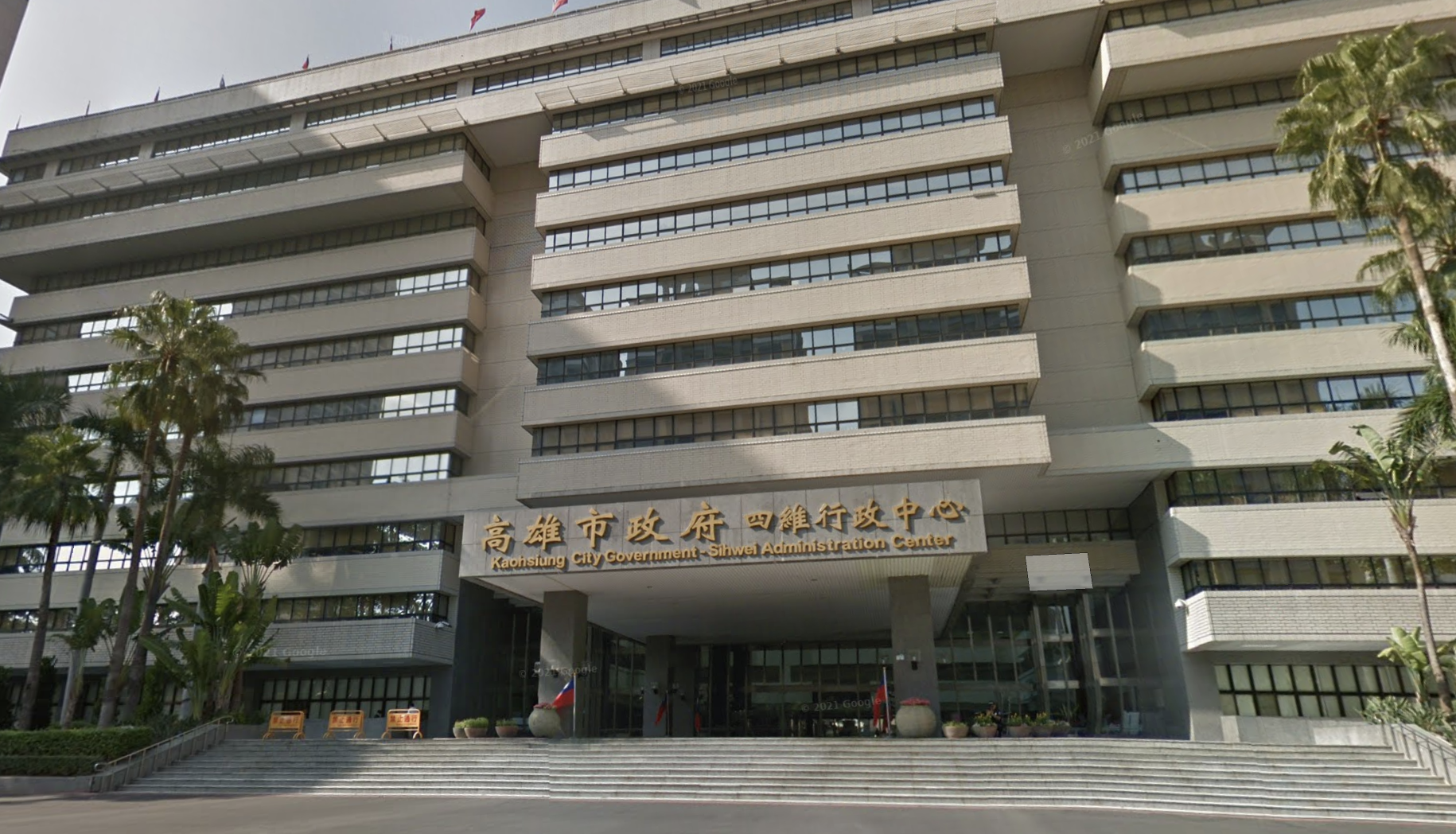 高雄前金區今年才有建案2度因施工造成路面塌陷，昨晚又有建案施工導致民宅前出現天坑，工務局已勒令停工。（翻攝自Google Maps）