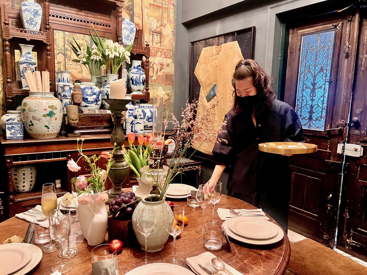 「À la maison 在家裡」空間以主人蒐藏的中西古物堆砌出獨特美感。