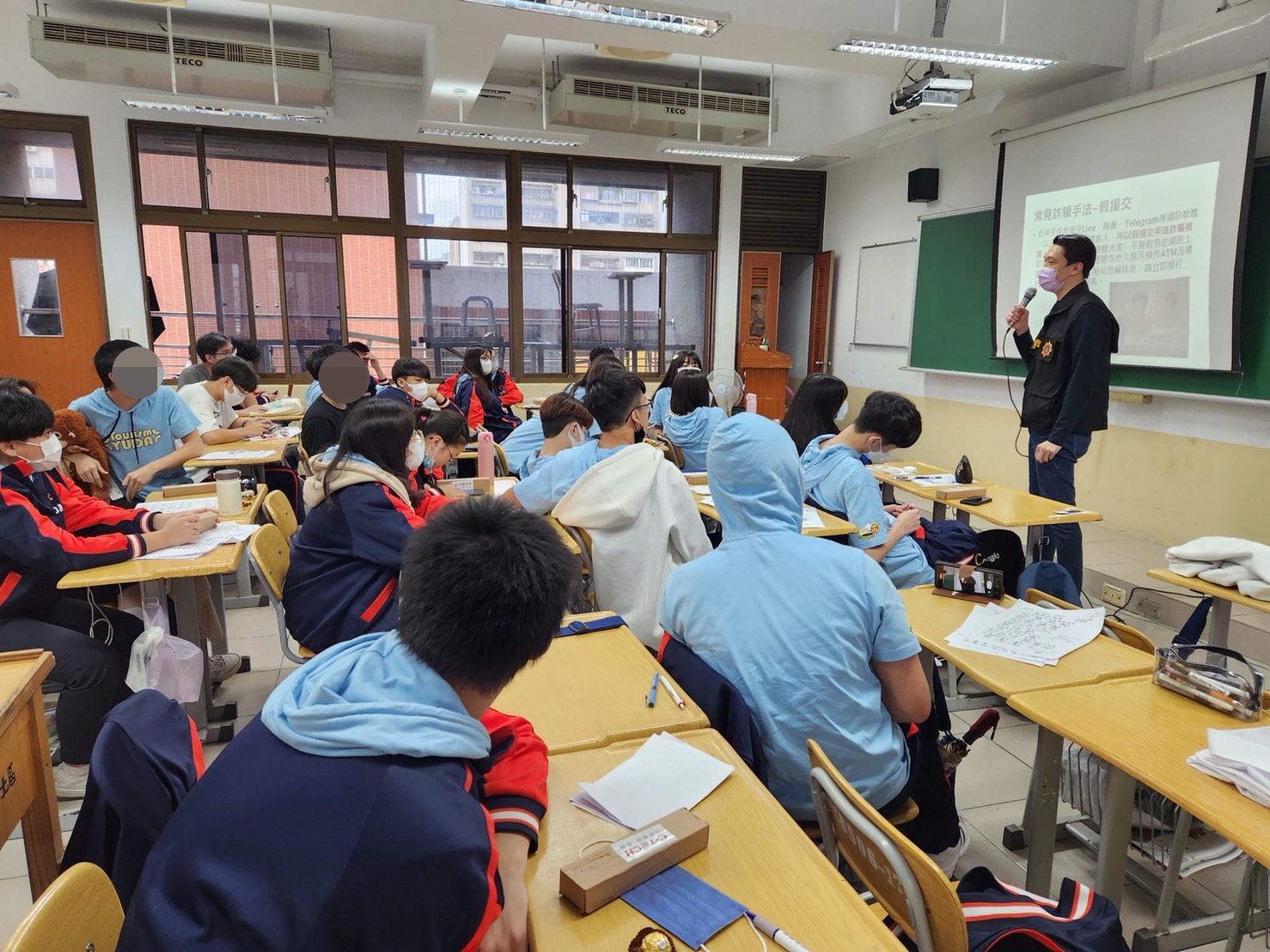 警方進校園防導防詐騙。（翻攝畫面）