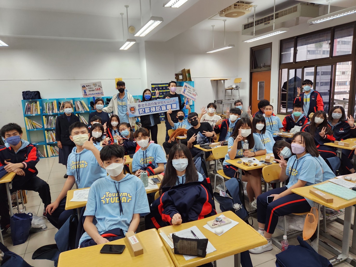警方跟學生宣導犯罪。（翻攝畫面）