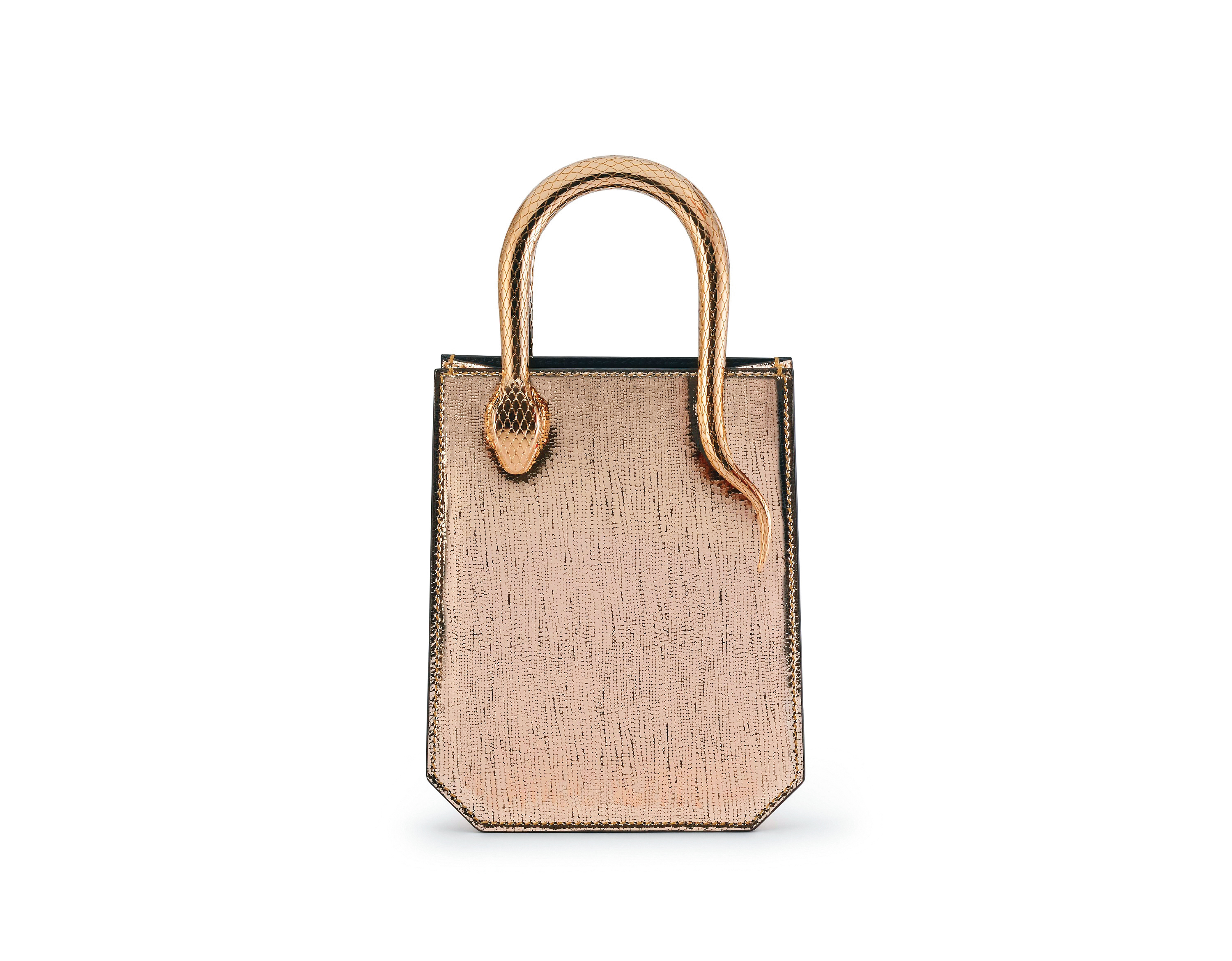 Serpentine Vertical Tote 夜鶯淡金色小牛皮托特包 NT$91,800。(寶格麗提供)