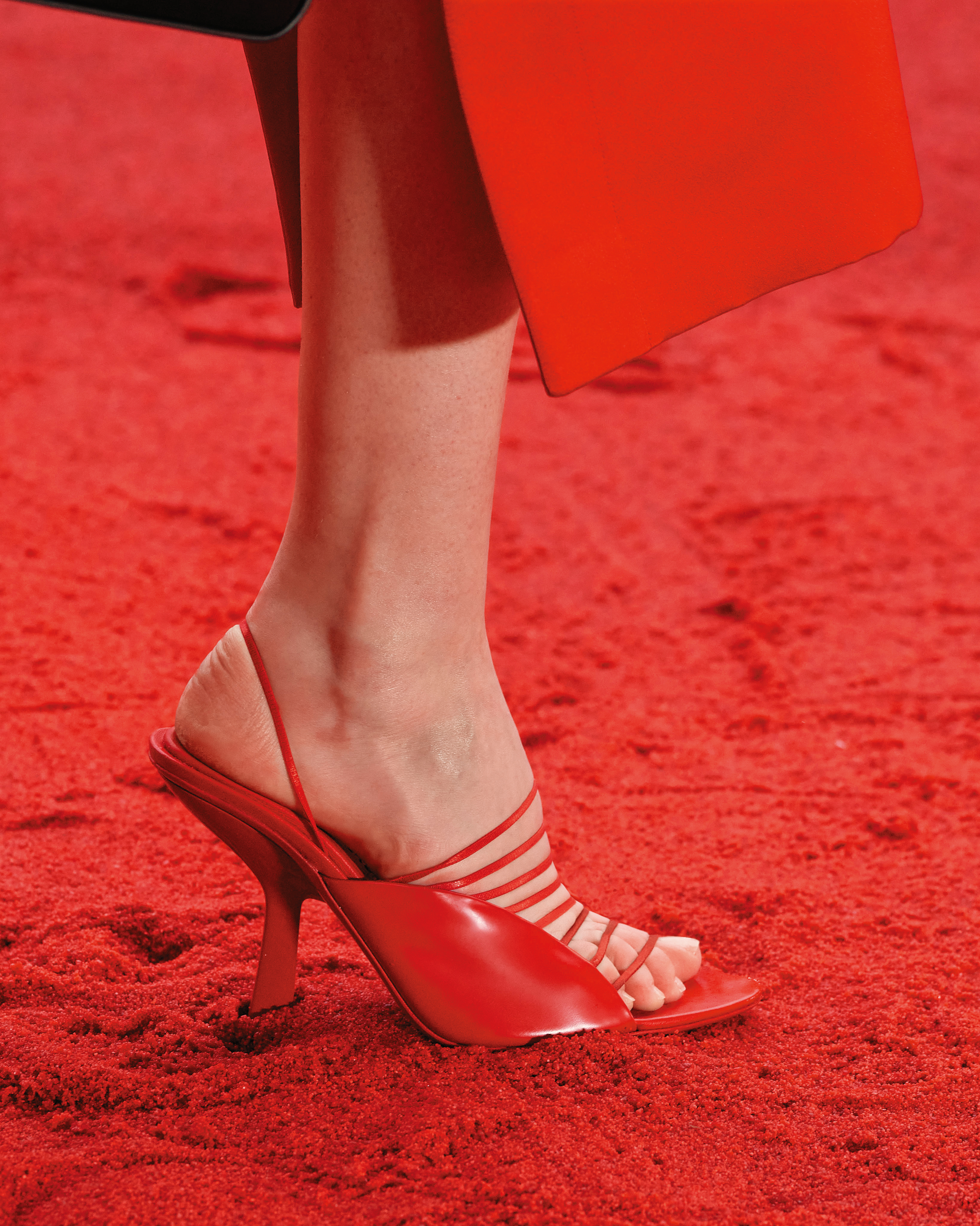 紅色魚骨高跟鞋 NT$37,900。(FERRAGAMO提供)