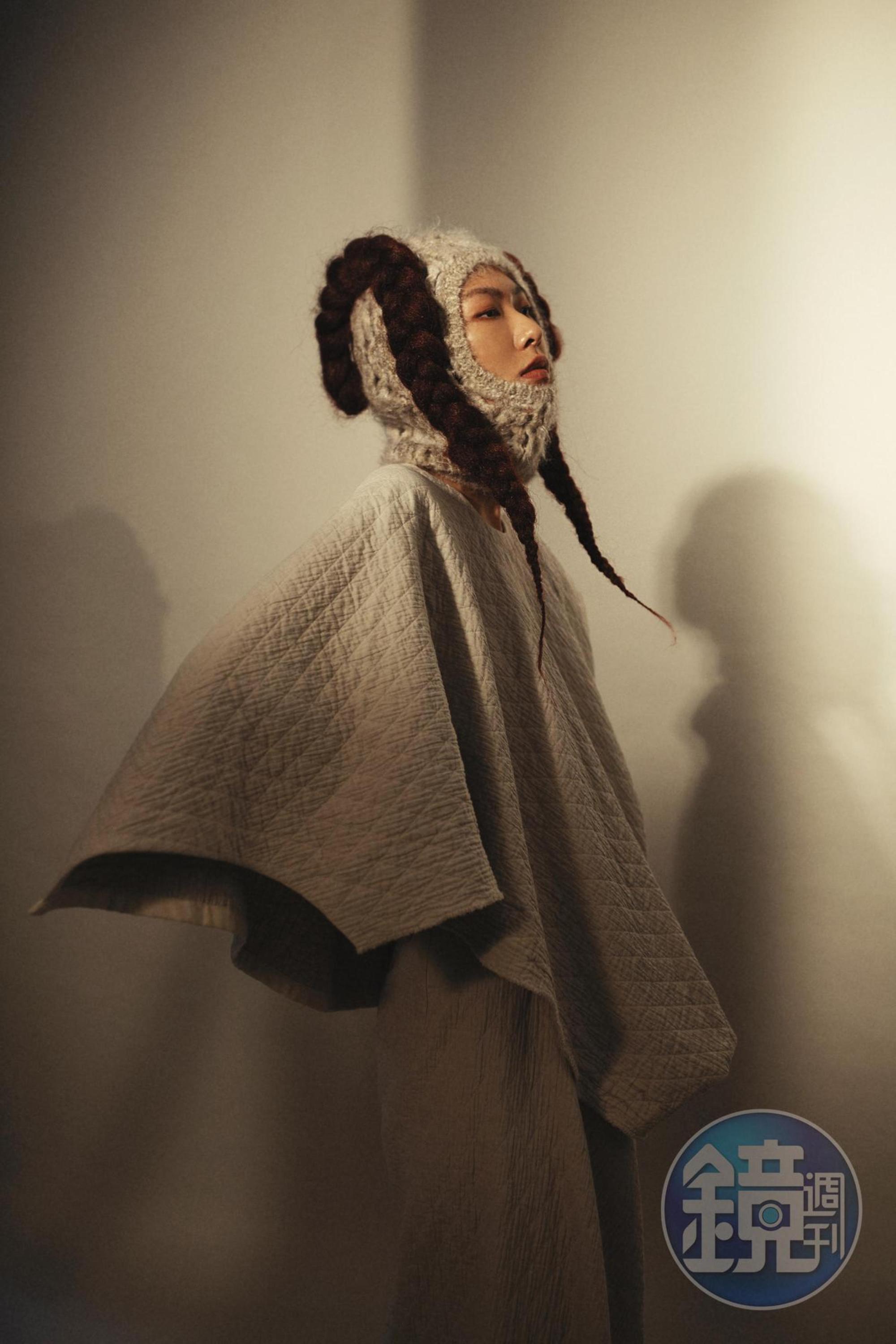 水洗灰色圍裹洋裝 價格未定 by Uma Wang@onefifteen初衣食午 米色針織帽NT$30,700 by BRUNELLO CUCINELLI