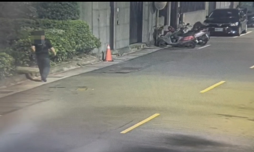 小偷穿黑衣到現場。（翻攝畫面）