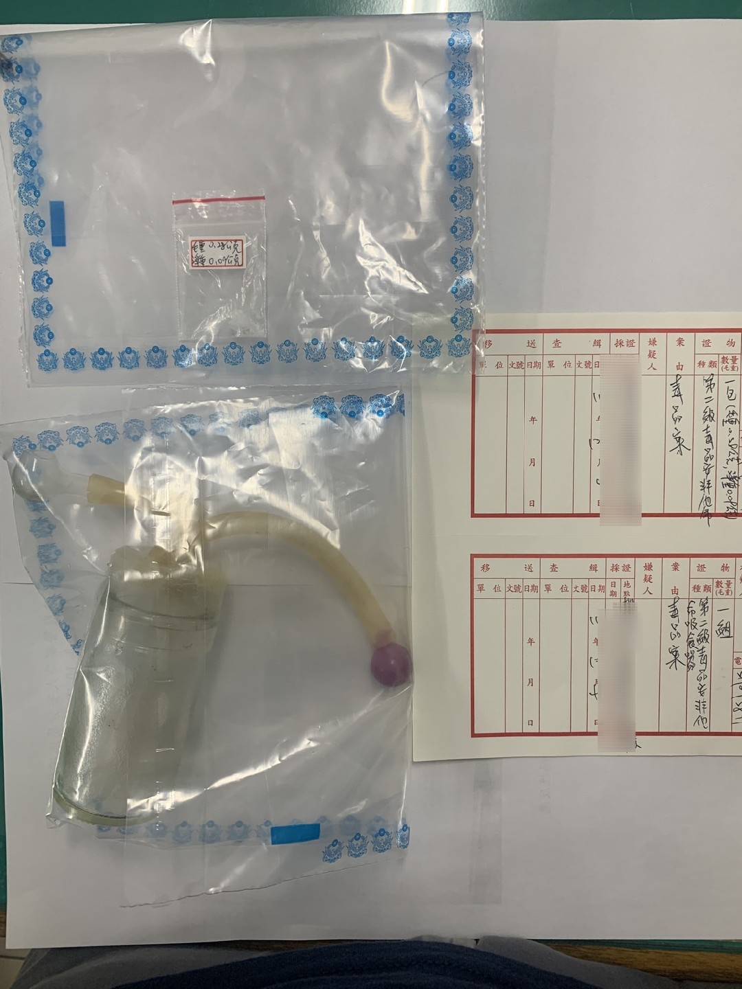 警方查扣吸食器。(翻攝畫面)