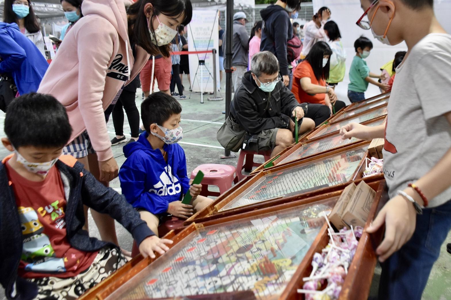 在傳統市集,回味如彈珠台等古早味遊戲,令人懷念。