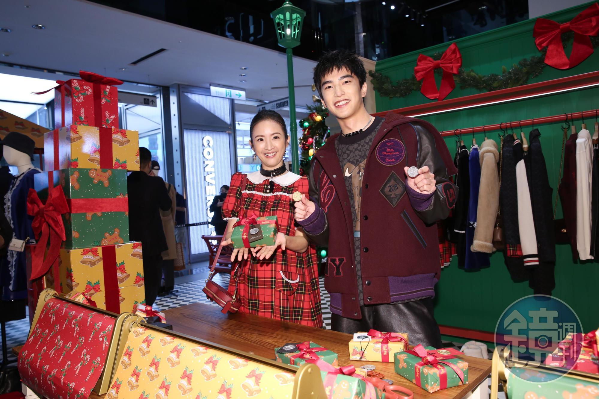 林依晨、曾敬驊現場體驗COACH Holiday快閃店的禮物包裝服務。