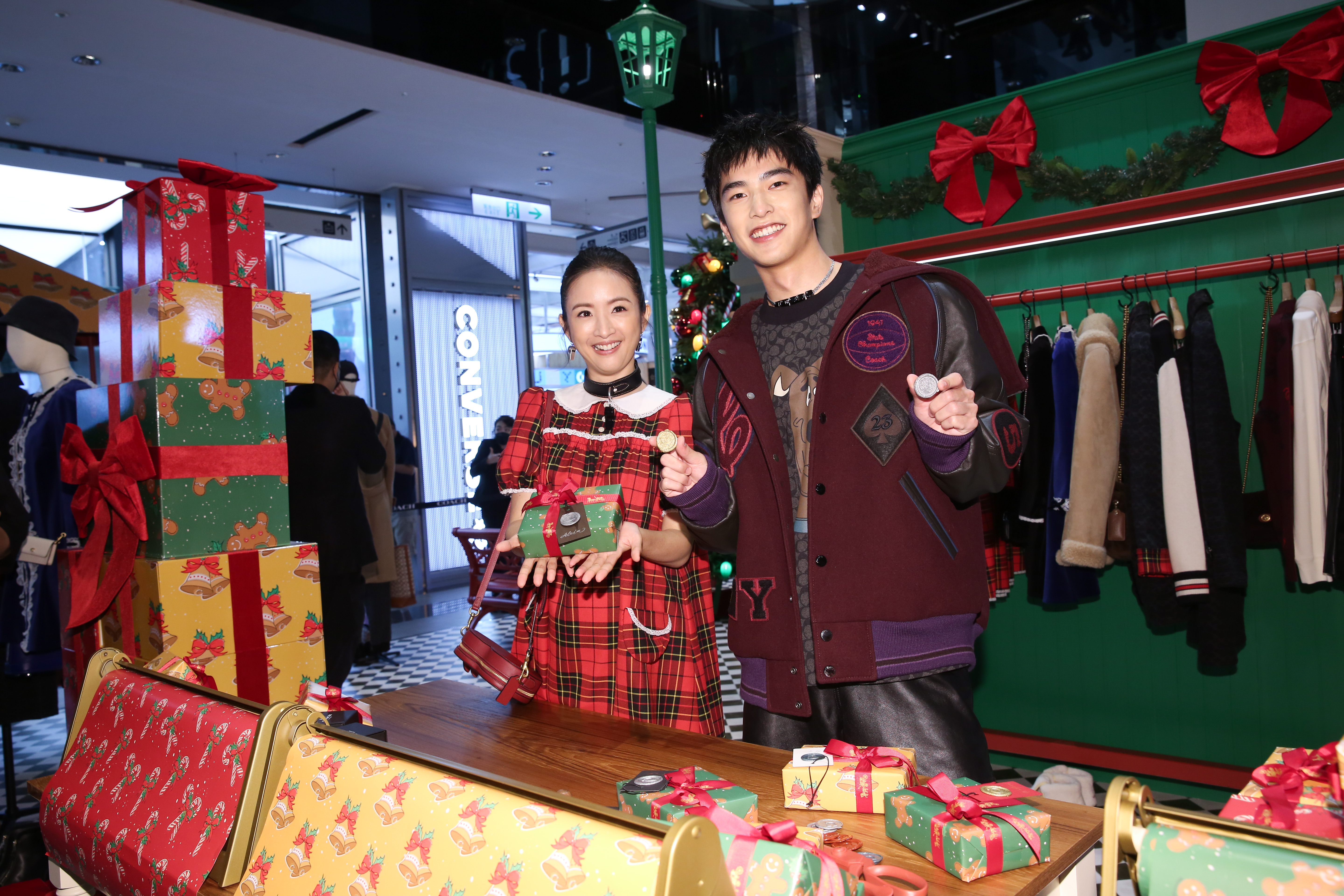 林依晨、曾敬驊現場體驗COACH Holiday快閃店的禮物包裝服務。