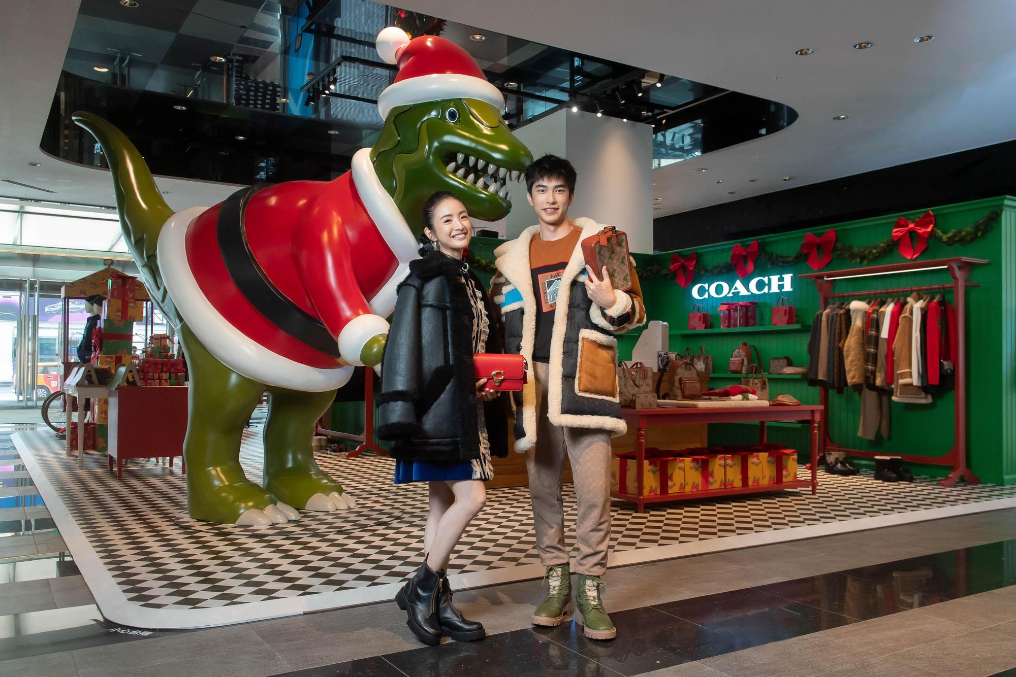 .（左起）林依晨、曾敬驊以嘉賓身份出席COACH Holiday快閃店開幕活動，並與近3公尺高的節慶造型Rexy恐龍合影。（COACH提供）