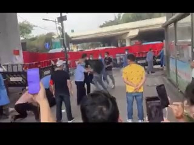兩名正妹在與防疫人員爆發衝突後,隨即遭到眾男制伏捆綁。(翻自推特)