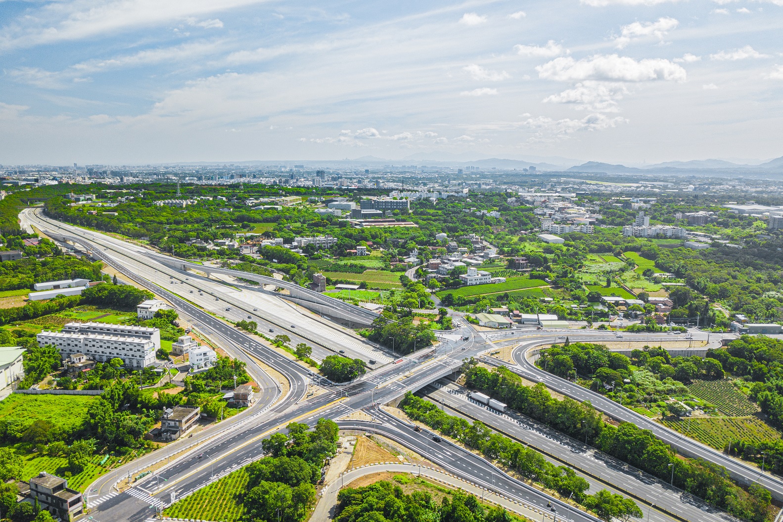 龍潭區高原交流道不但改善龍潭交通條件，也為龍科園區帶來更具優勢的條件，吸引企業進駐桃園。（桃園市政府提供）