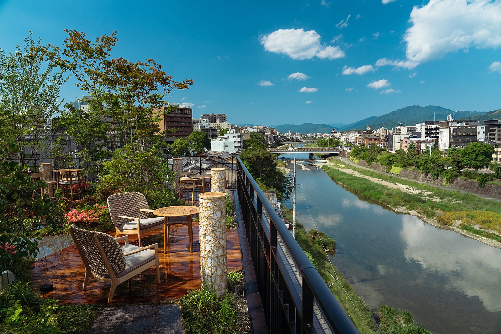 「Genji Kyoto源氏京都」座落在京都鴨川河畔邊的寧靜社區裡，在這裡可以享受京都町屋的古樸雅致，也能居住在充滿現代設計與巧思的客房裡。（Genji Kyoto源氏京都提供）