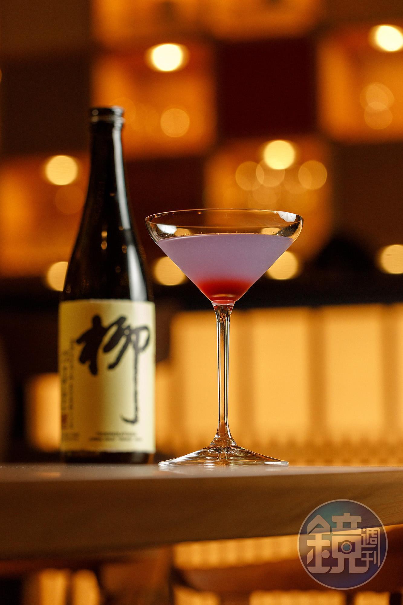 飯店1樓酒吧有專人調製融入日式特色的調酒。