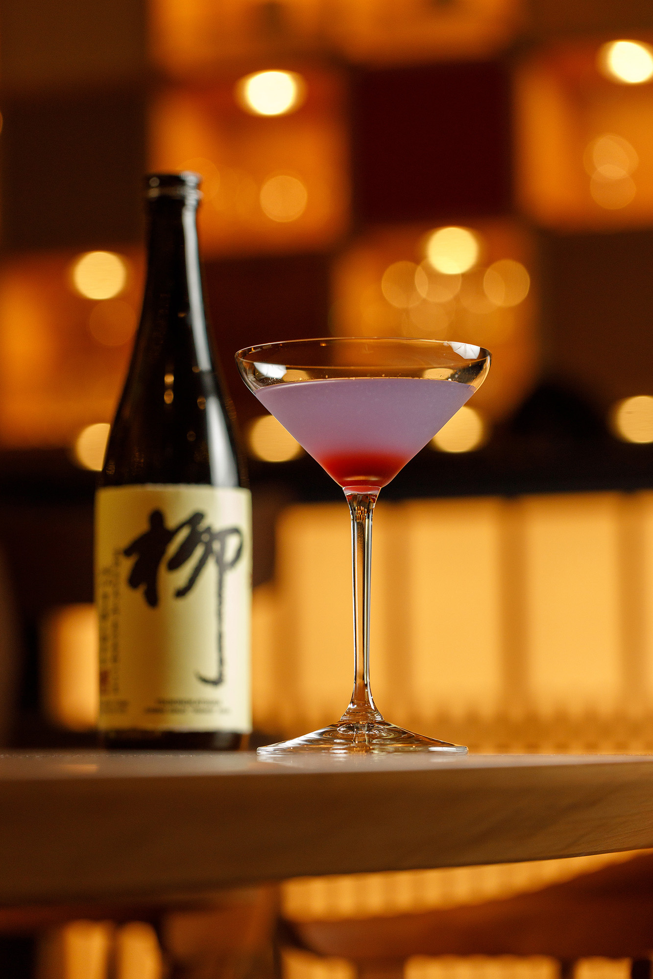 飯店1樓酒吧有專人調製融入日式特色的調酒。