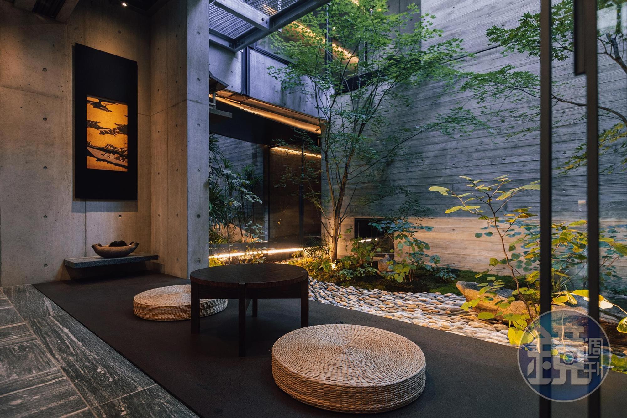 建築師特別在大廳與中庭庭園之間打造日式老屋常見的緣側空間,不只能作為室內與室外空間的緩衝,也讓住客能在這裡悠閒的感受大廳氛圍或觀賞庭園景致。