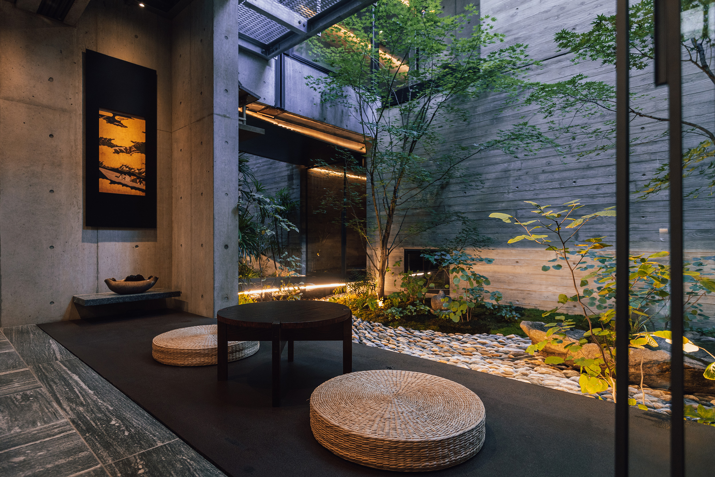 建築師特別在大廳與中庭庭園之間打造日式老屋常見的緣側空間，不只能作為室內與室外空間的緩衝，也讓住客能在這裡悠閒的感受大廳氛圍或觀賞庭園景致。