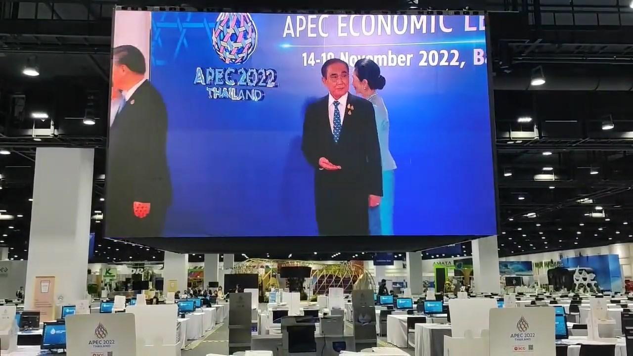 巴育被拒握手，表情超尷尬。（翻自YT畫面）