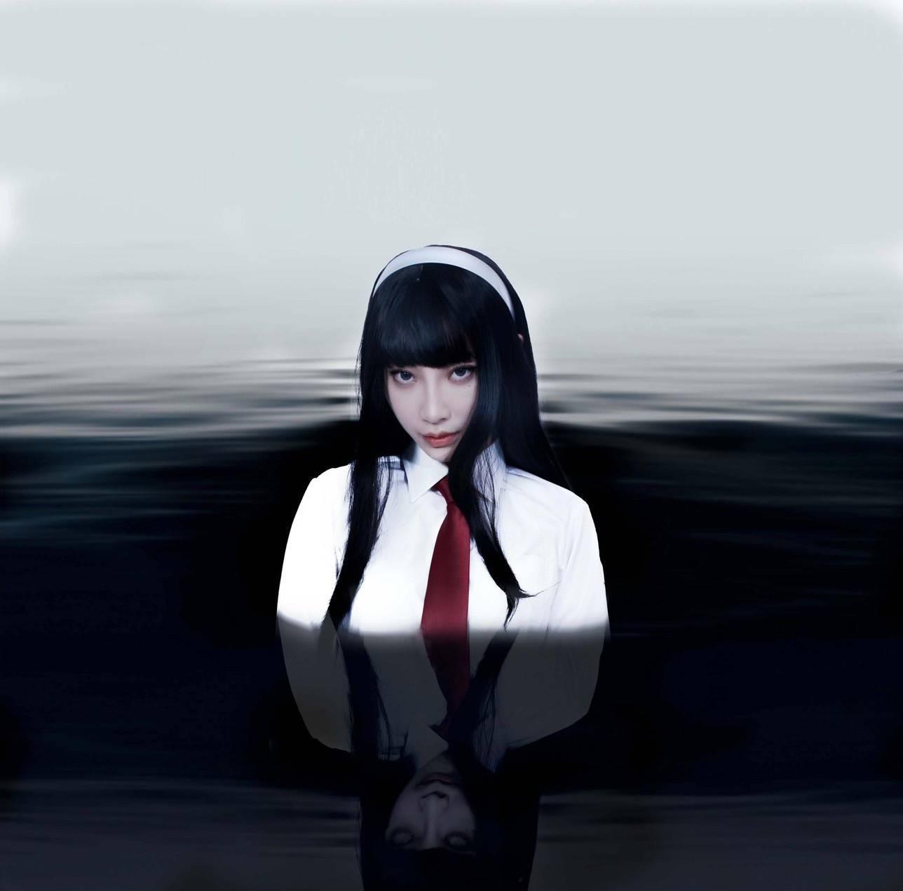 李昀璐cos「最美惡女」富江，高冷邪魅的五官和一頭黑長直髮，再穿上學生制服，網友大讚還原度最高。（翻攝自李昀璐IG）