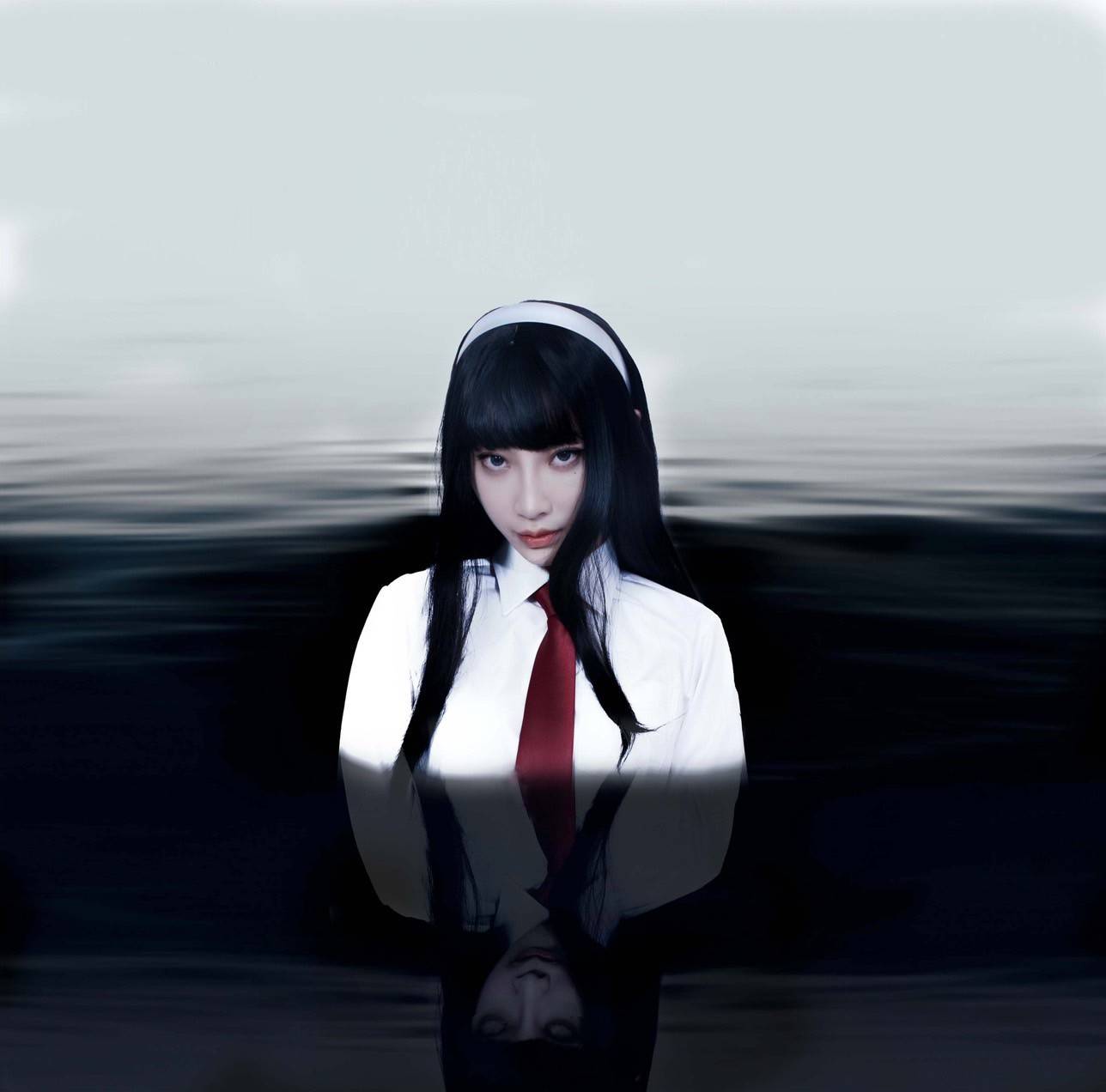 李昀璐cos「最美惡女」富江，高冷邪魅的五官和一頭黑長直髮，再穿上學生制服，網友大讚還原度最高。（翻攝自李昀璐IG）