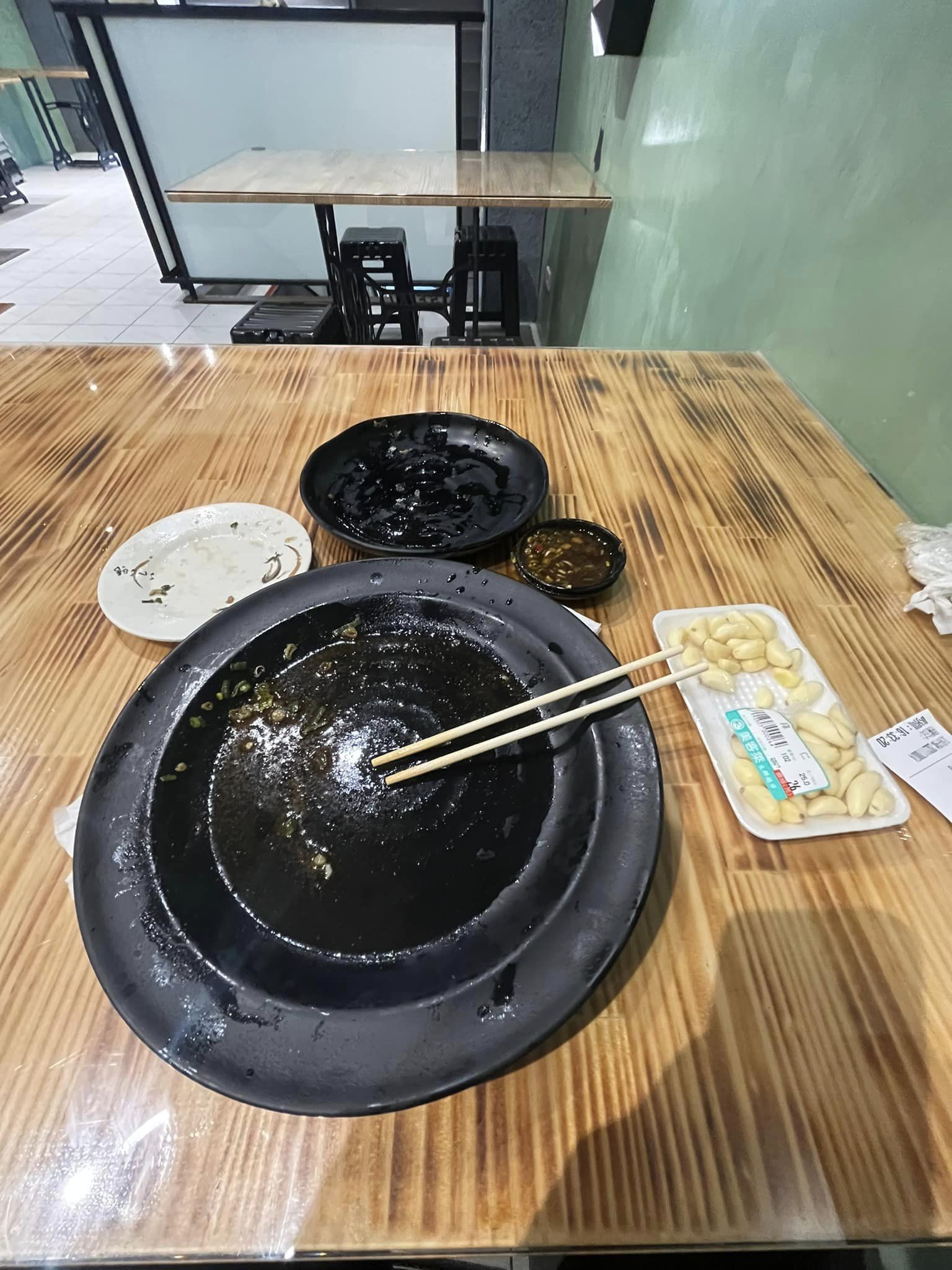 有網友吃水餃自備一整盒蒜頭，吃完40顆水餃後，蒜頭卻只用了1/3左右。（翻攝自爆廢公社二館）