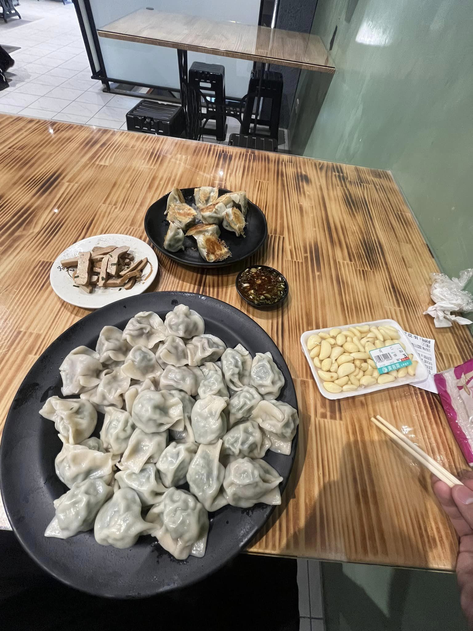 有位網友在臉書社團po文，提到自己到餐廳吃水餃還自備一整盒蒜頭。（翻攝自爆廢公社二館）