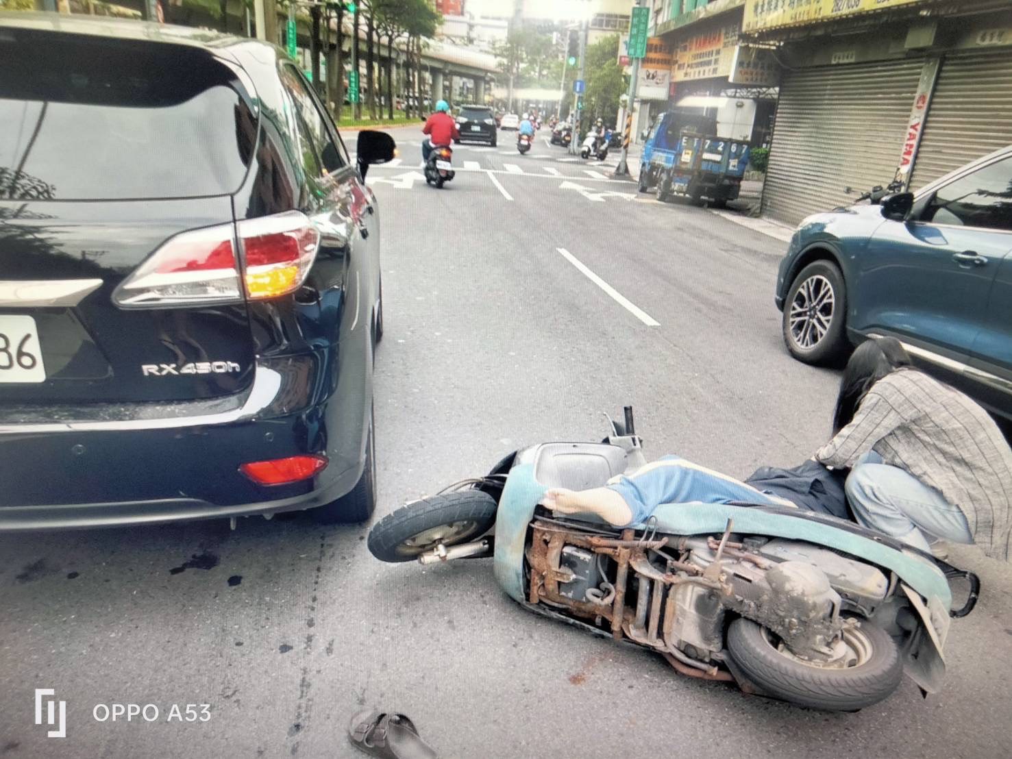 林男騎車撞上前車後倒地，一旁路人趕緊上前查看狀況。（翻攝畫面）