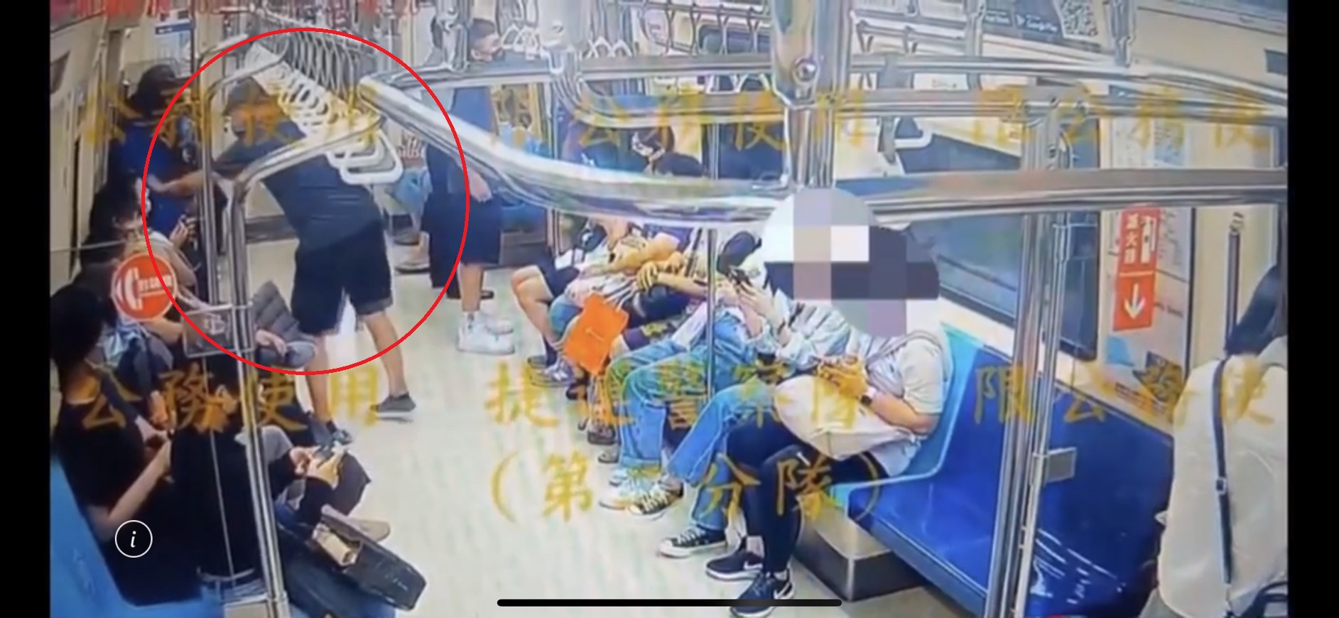 梅姓老翁不滿男童不讓座，竟趁下車時對男童施暴。（翻攝畫面）