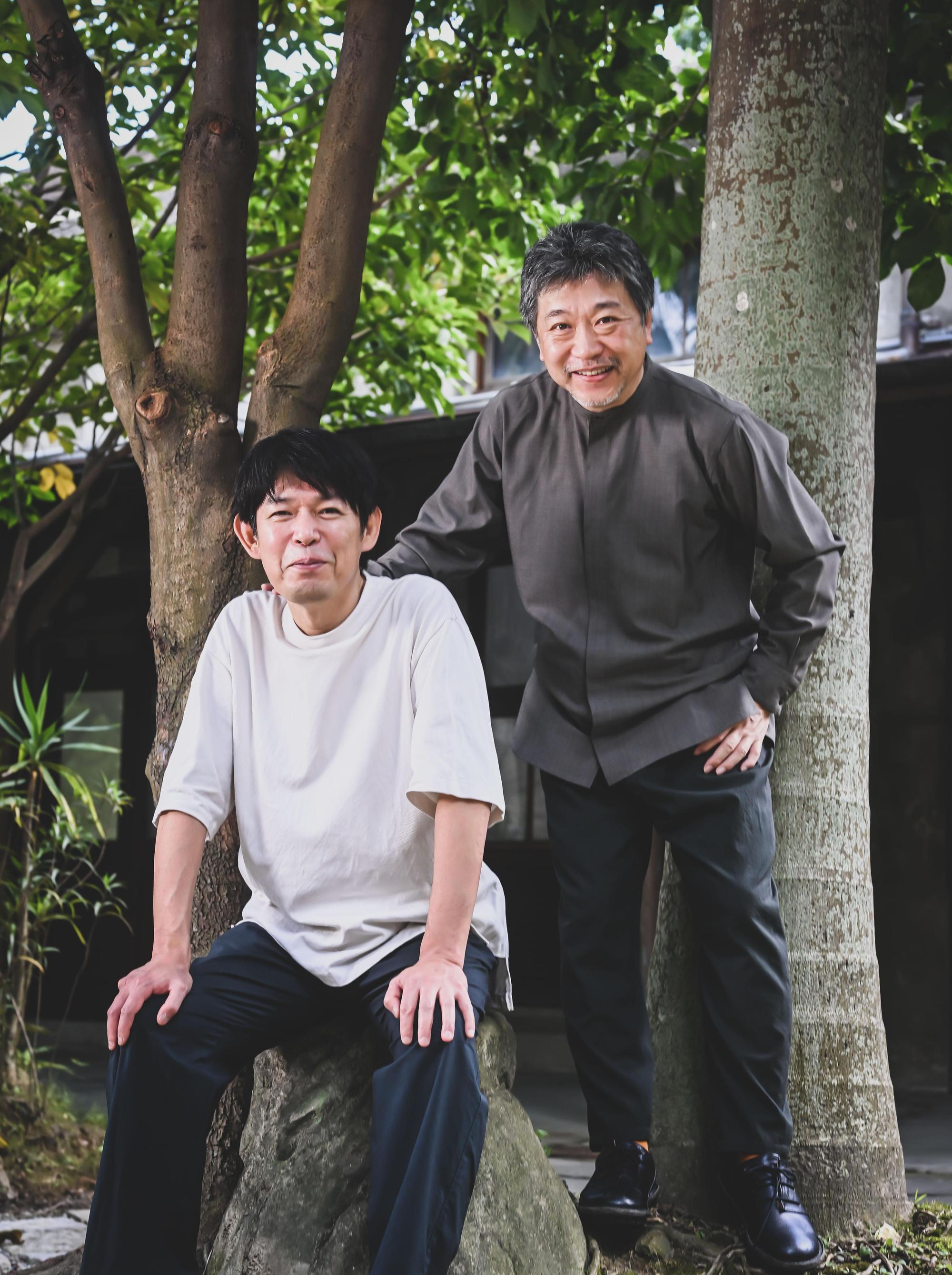 坂元裕二(左)與是枝裕和昨一前一後接受台灣媒體訪問,中間空檔合體拍照。(金馬執委會提供)