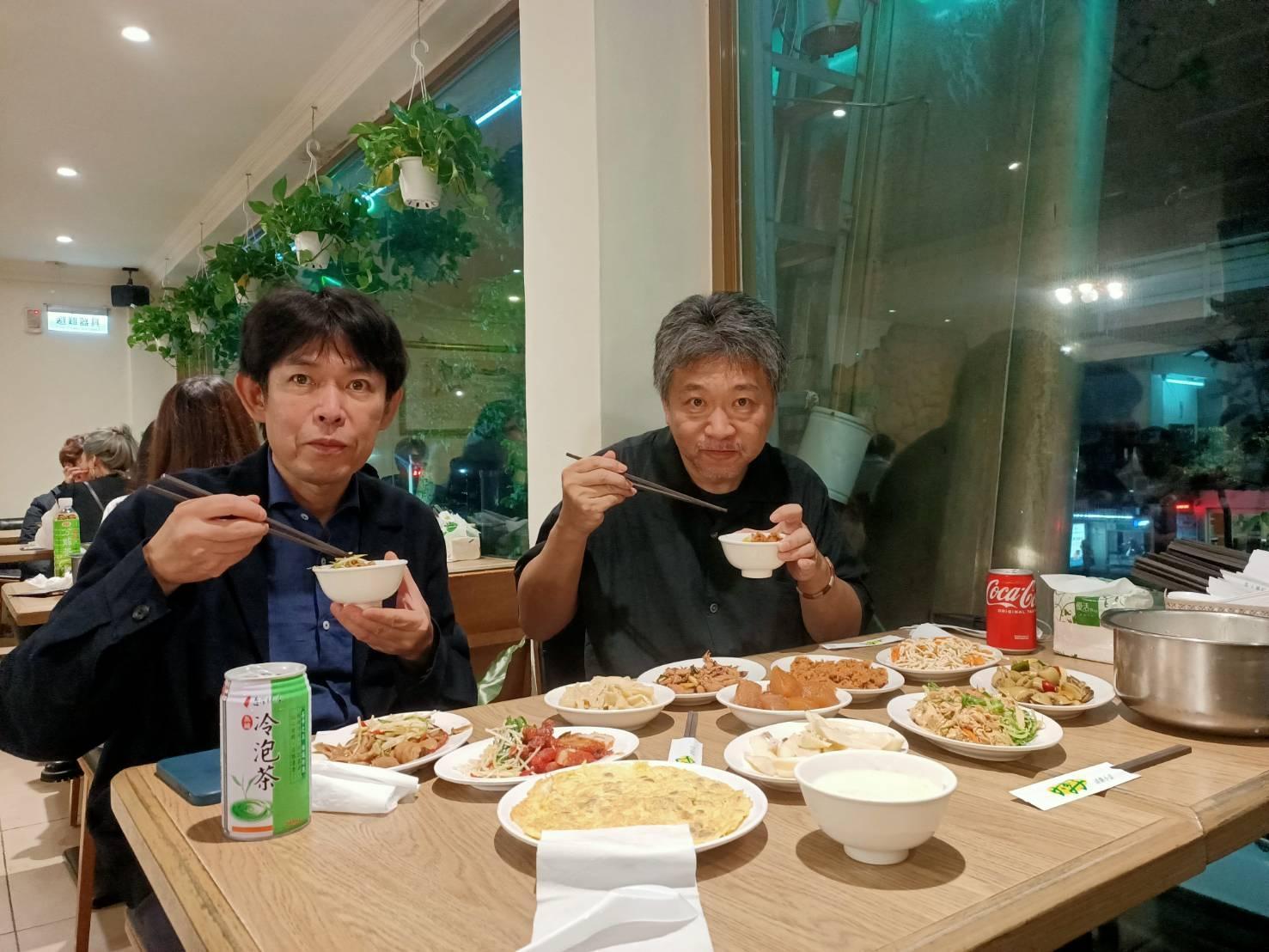 是枝裕和(右)與坂元裕二前晚還一起吃清粥小菜。(翻攝自金馬影展臉書)
