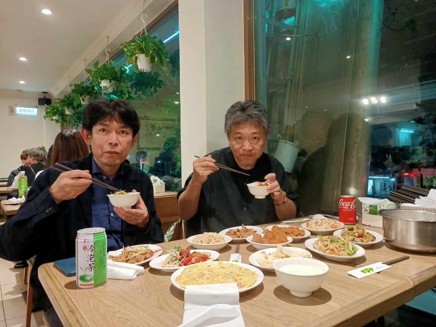 是枝裕和（右）與坂元裕二前晚還一起吃清粥小菜。（翻攝自金馬影展臉書）