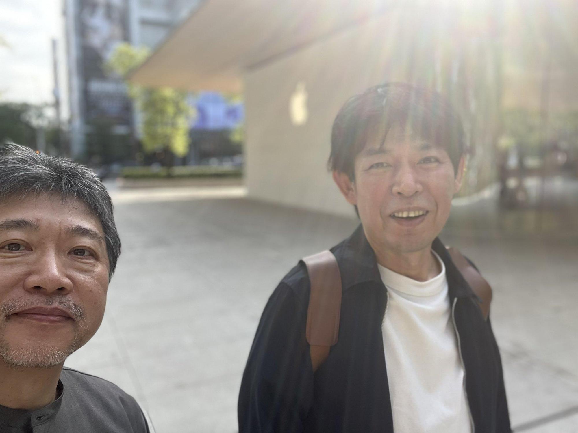 是枝裕和導演(左)與編劇坂元裕二兩人本週都在台灣出席金馬大師課,昨趁空檔一起去吃鼎泰豐,今公布明年攜手推出電影《怪物》。(翻攝自是枝裕和Twitter)